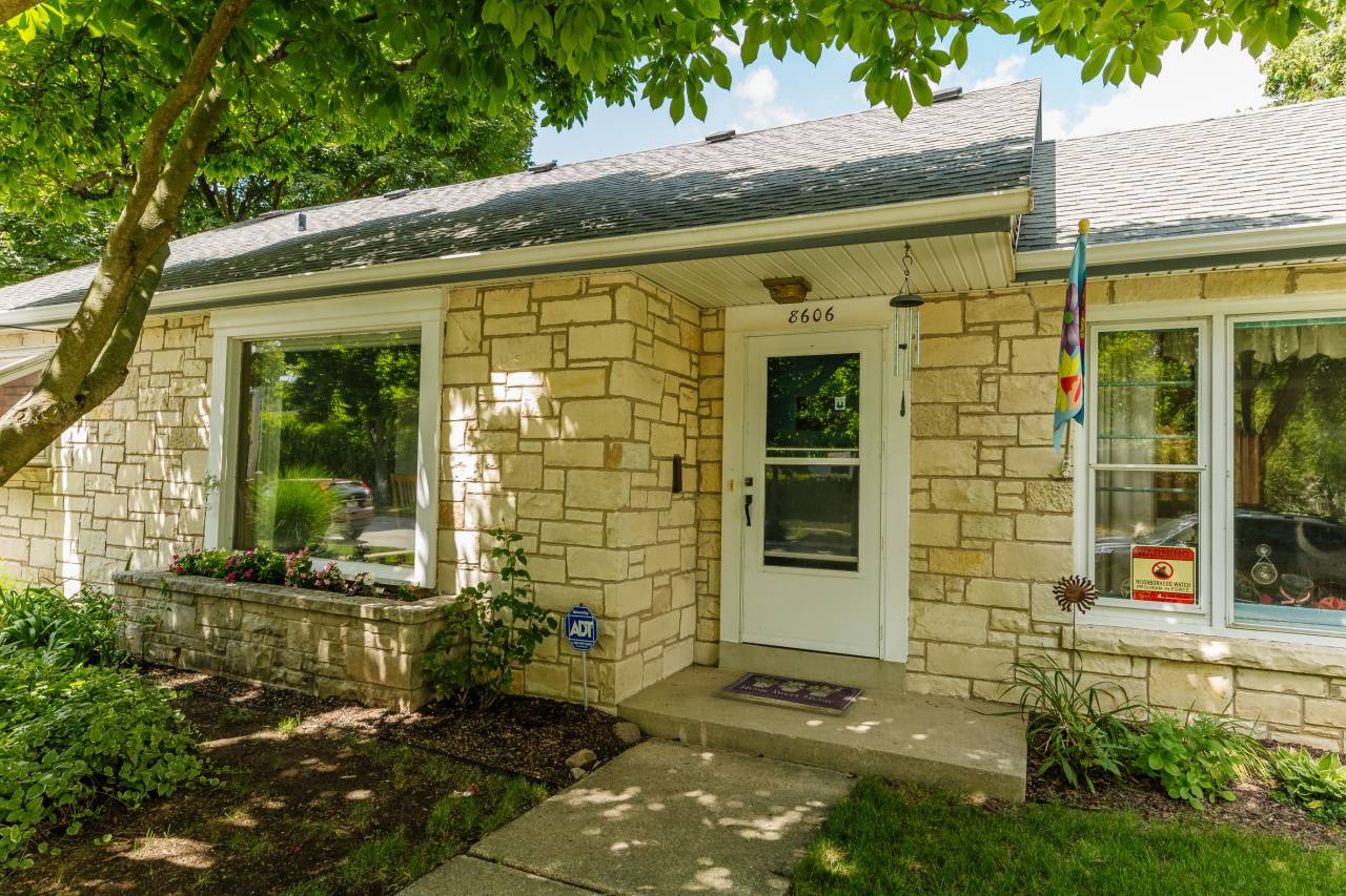 Wauwatosa, WI 53226,8606 W Wright St