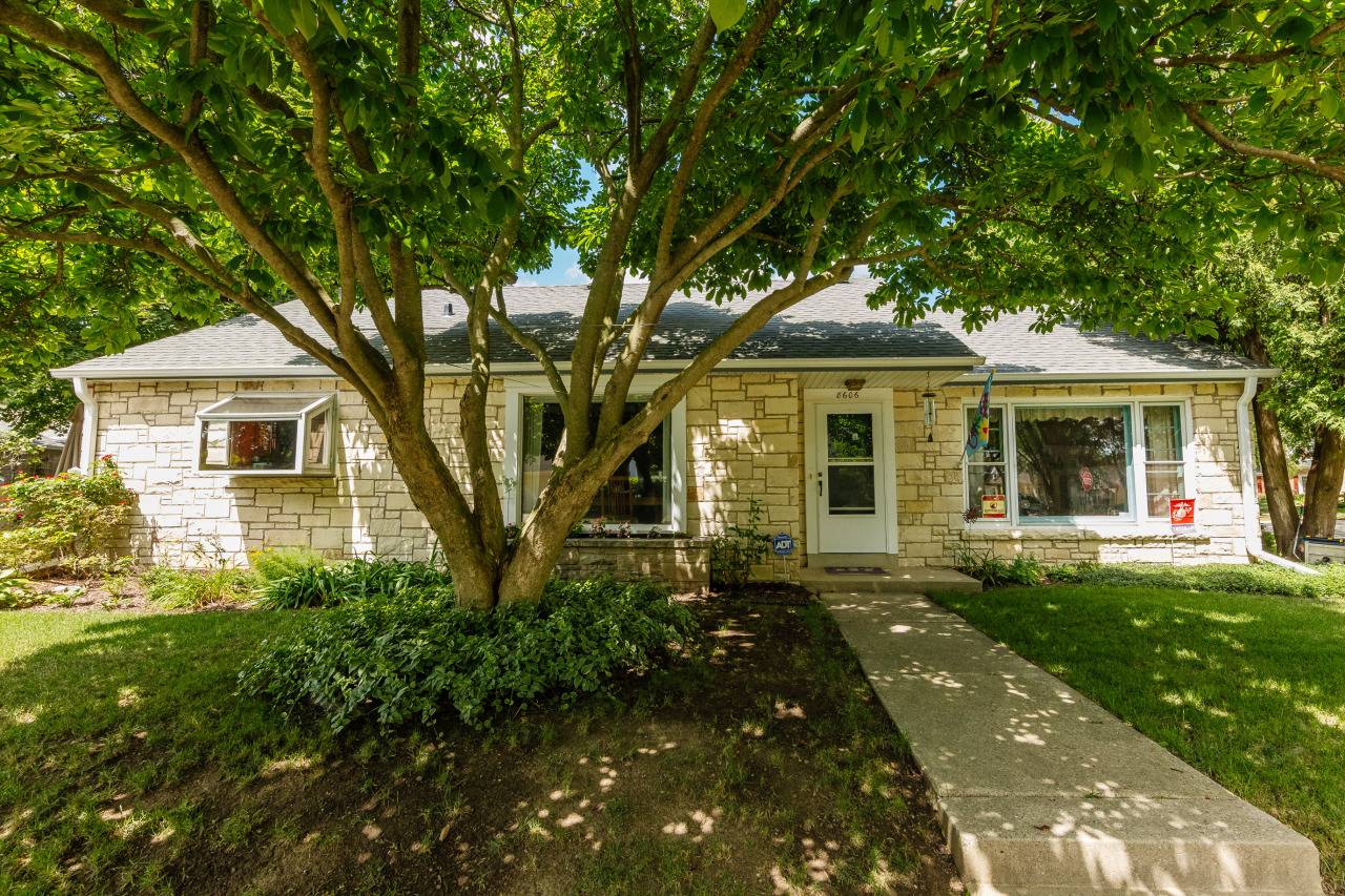 Wauwatosa, WI 53226,8606 W Wright St