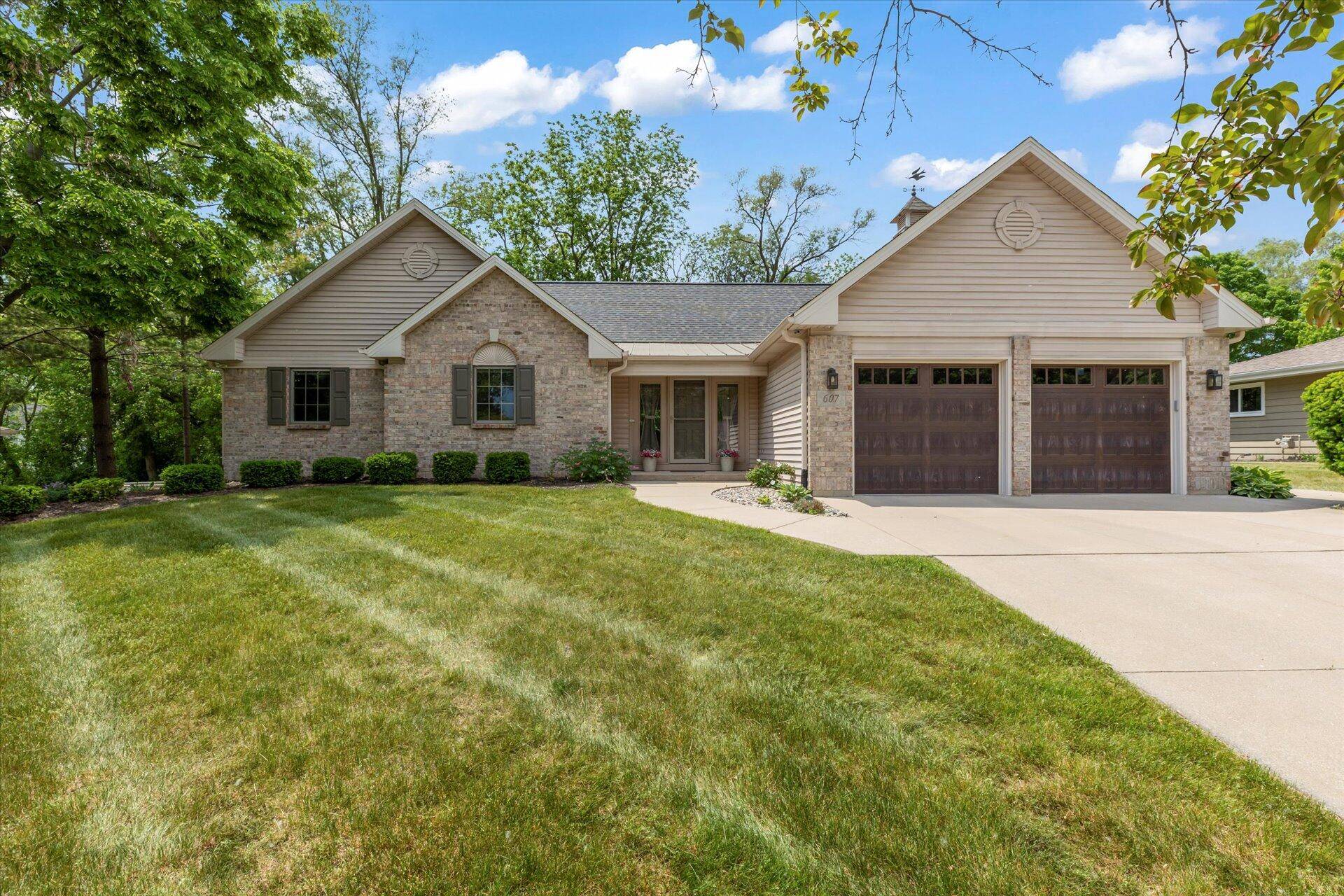 Mukwonago, WI 53149,607 Crestview Ln