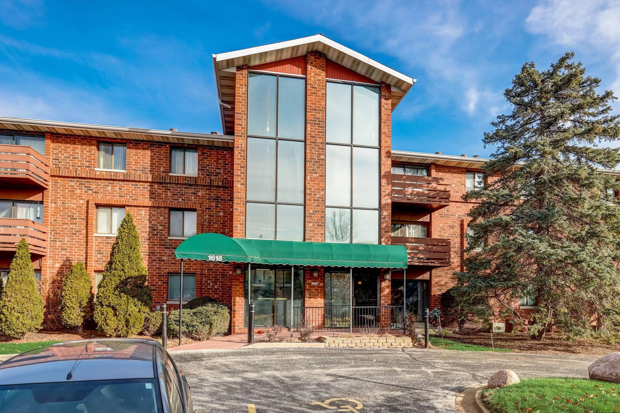 West Allis, WI 53214,1618 S 115th Ct Unit 211