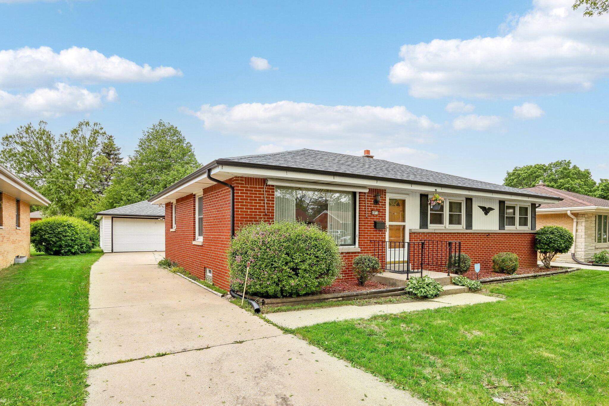 Milwaukee, WI 53225,4851 N 89th St