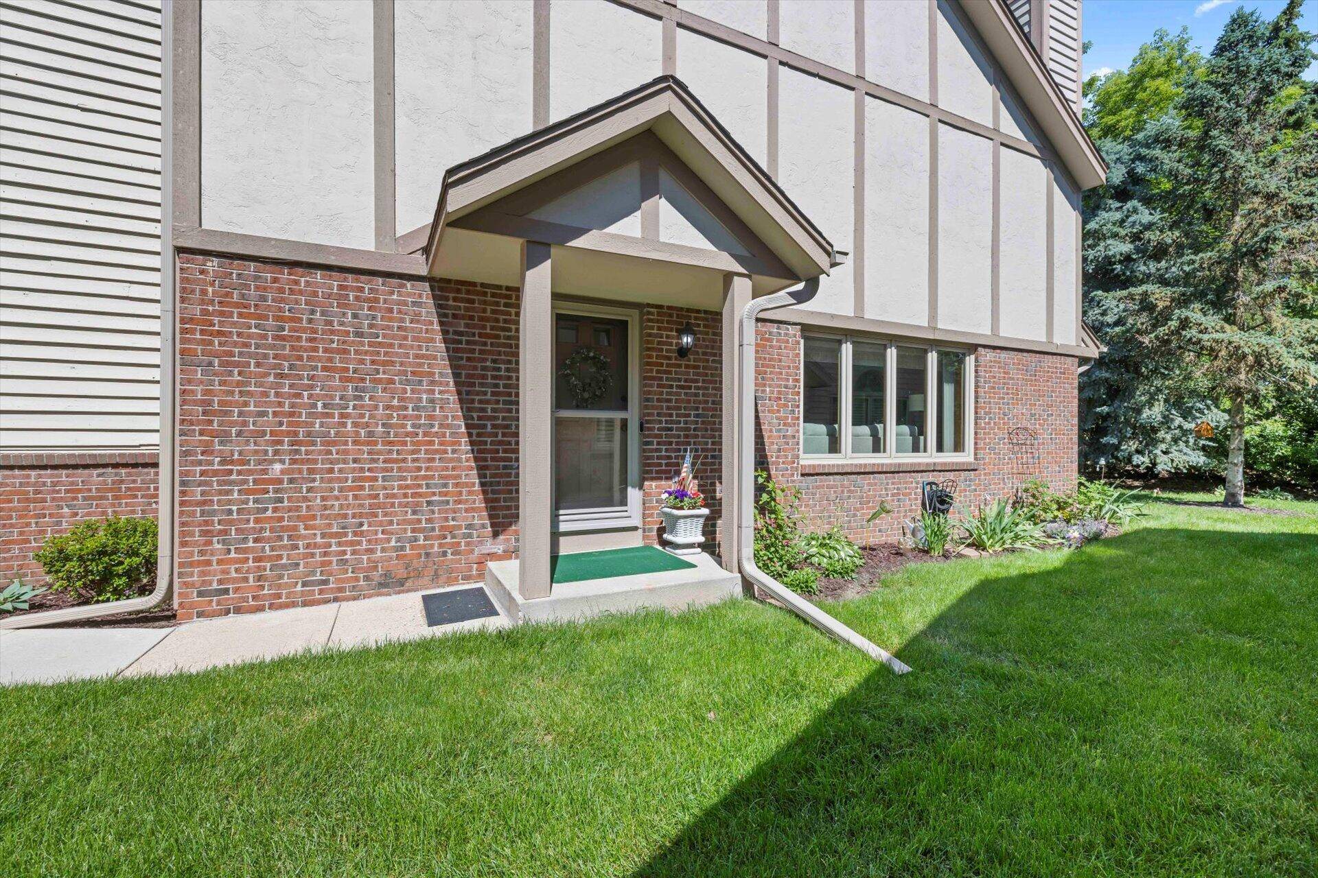 Pewaukee, WI 53072,N34W23866 Grace Ave Unit B