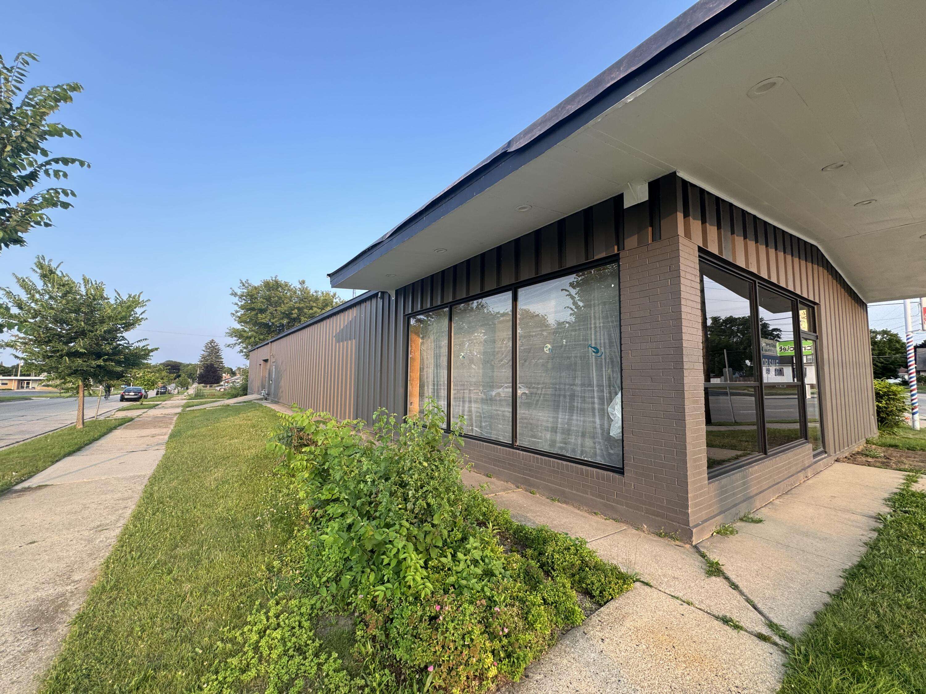 Racine, WI 53402,3021 Douglas Ave
