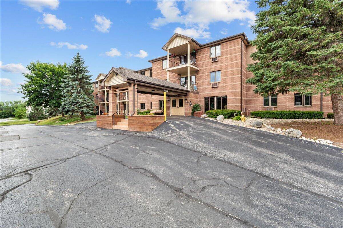 West Bend, WI 53090,530 N Silverbrook Dr Unit 106