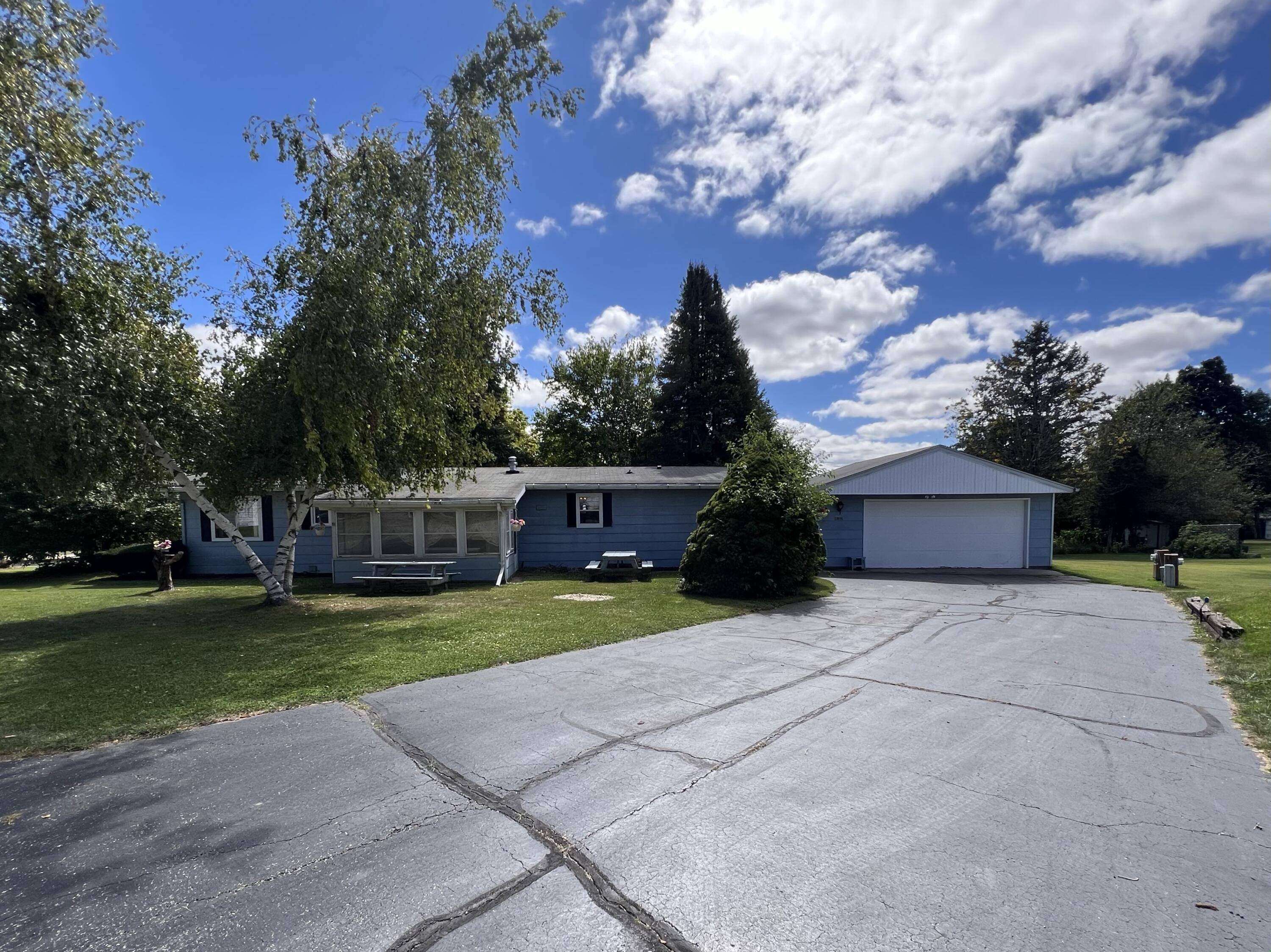 Lyons, WI 53105,1422 Liberty Ln