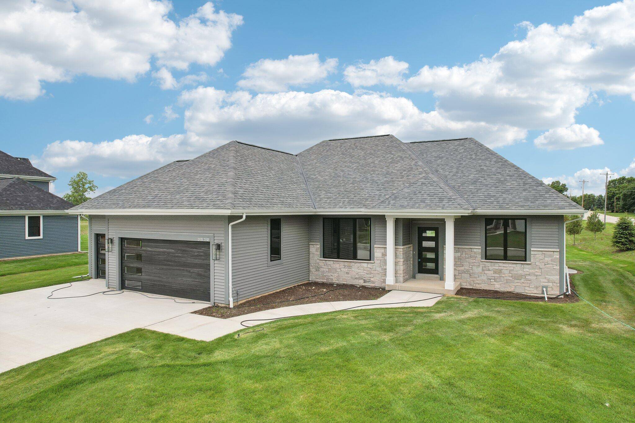 Pewaukee, WI 53072,W251N2312 Valleyview Cir