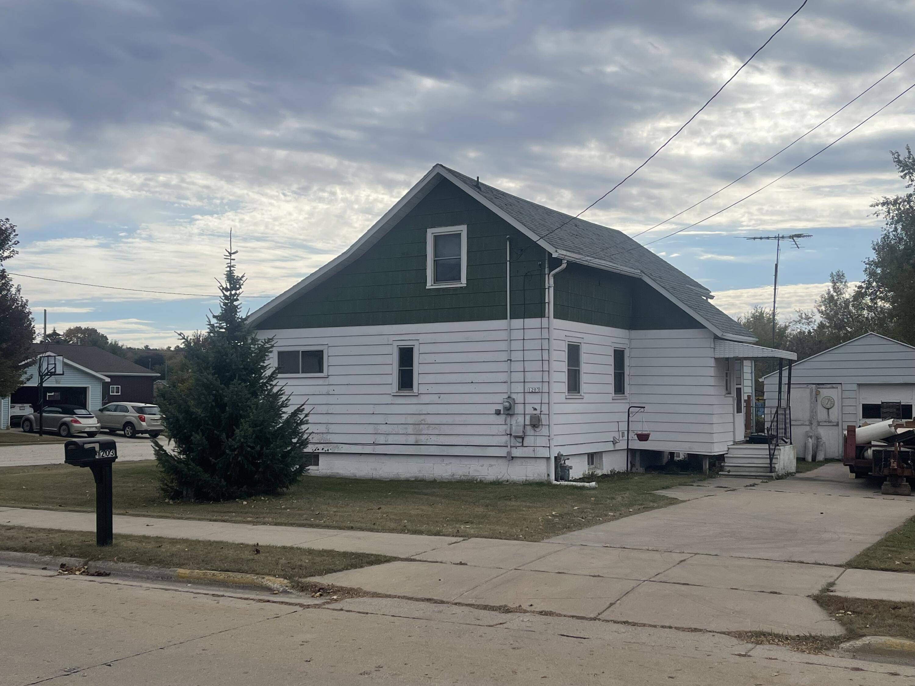 Two Rivers, WI 54241,1203 33rd St