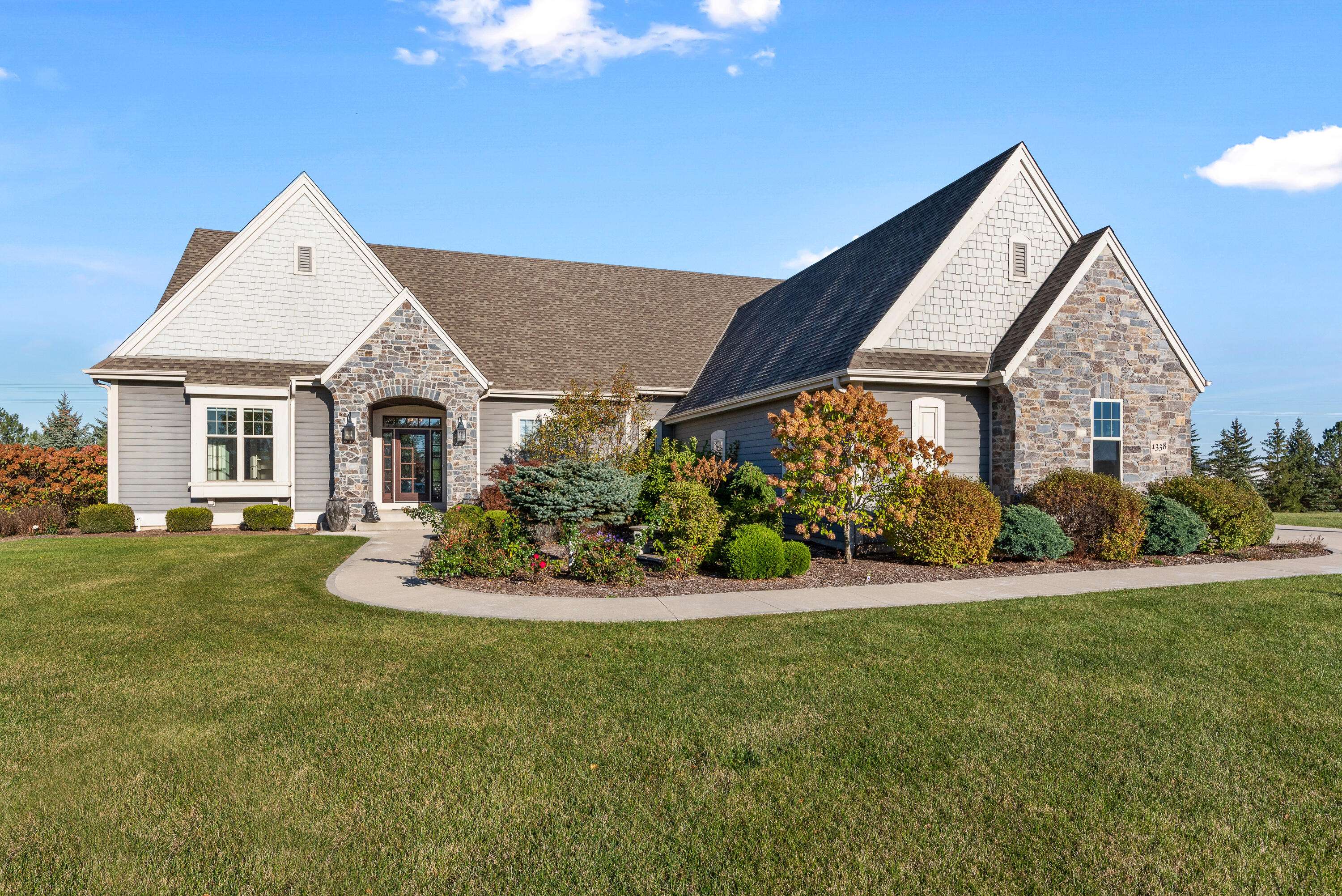 Mequon, WI 53092,1338 W Hidden River Cir