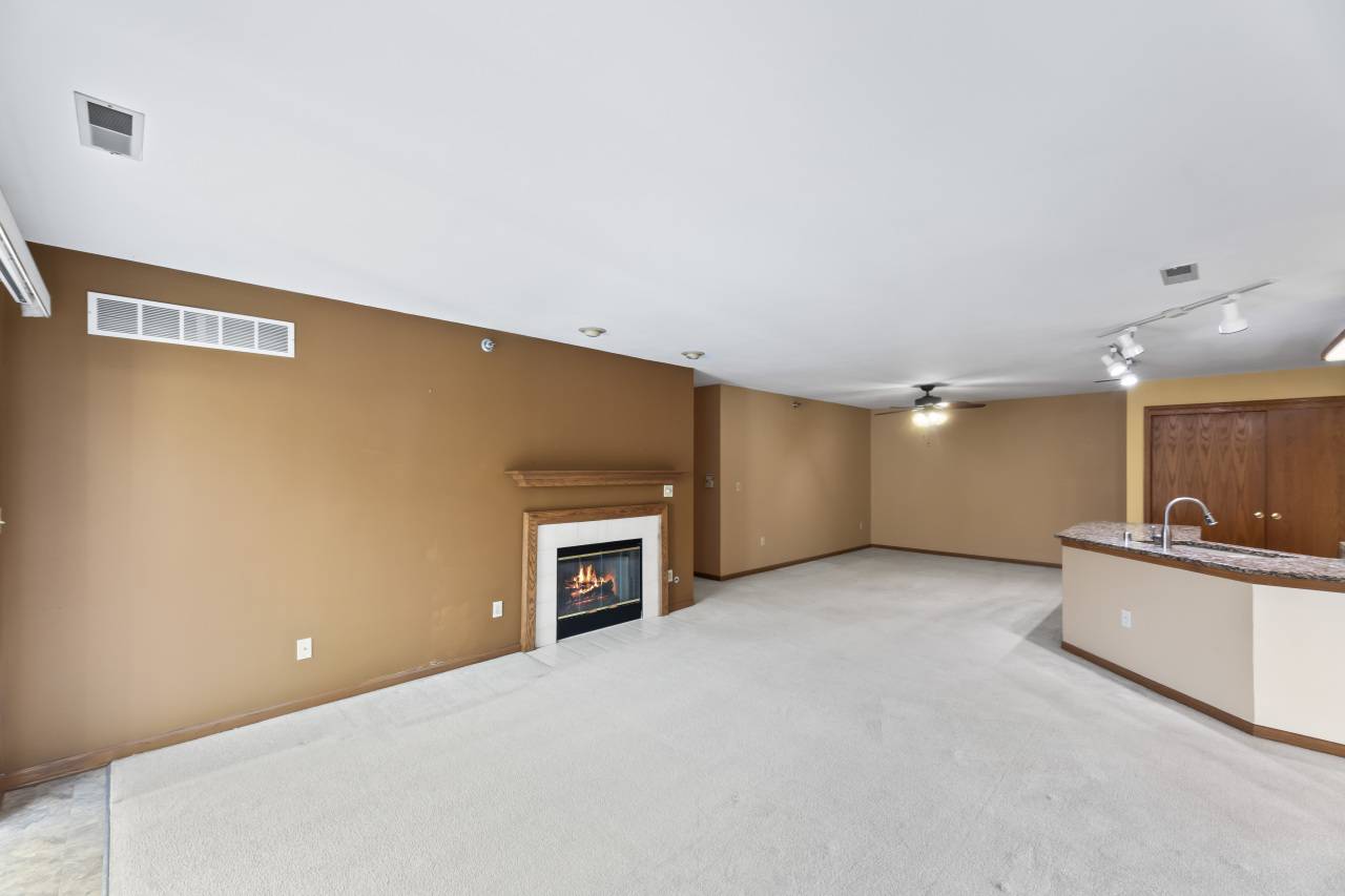 Pewaukee, WI 53072,N25W24069 River Park Dr Unit 14