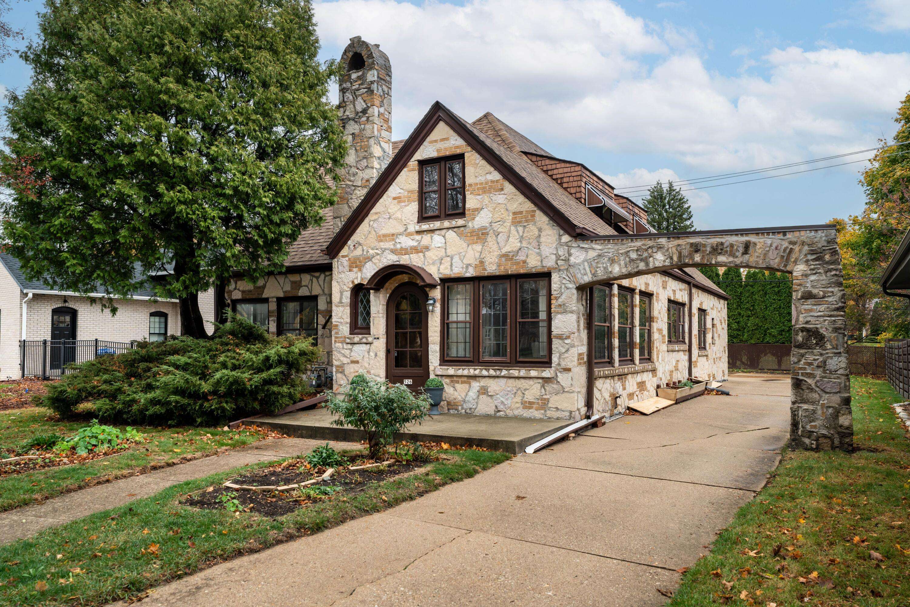 Wauwatosa, WI 53213,526 N 77th St