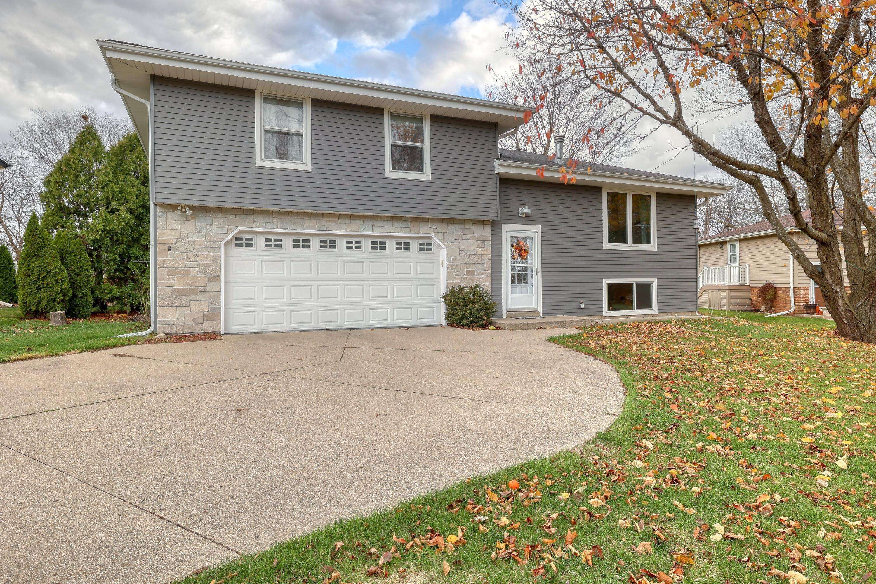 Pewaukee, WI 53072,273 Meadowside Ct