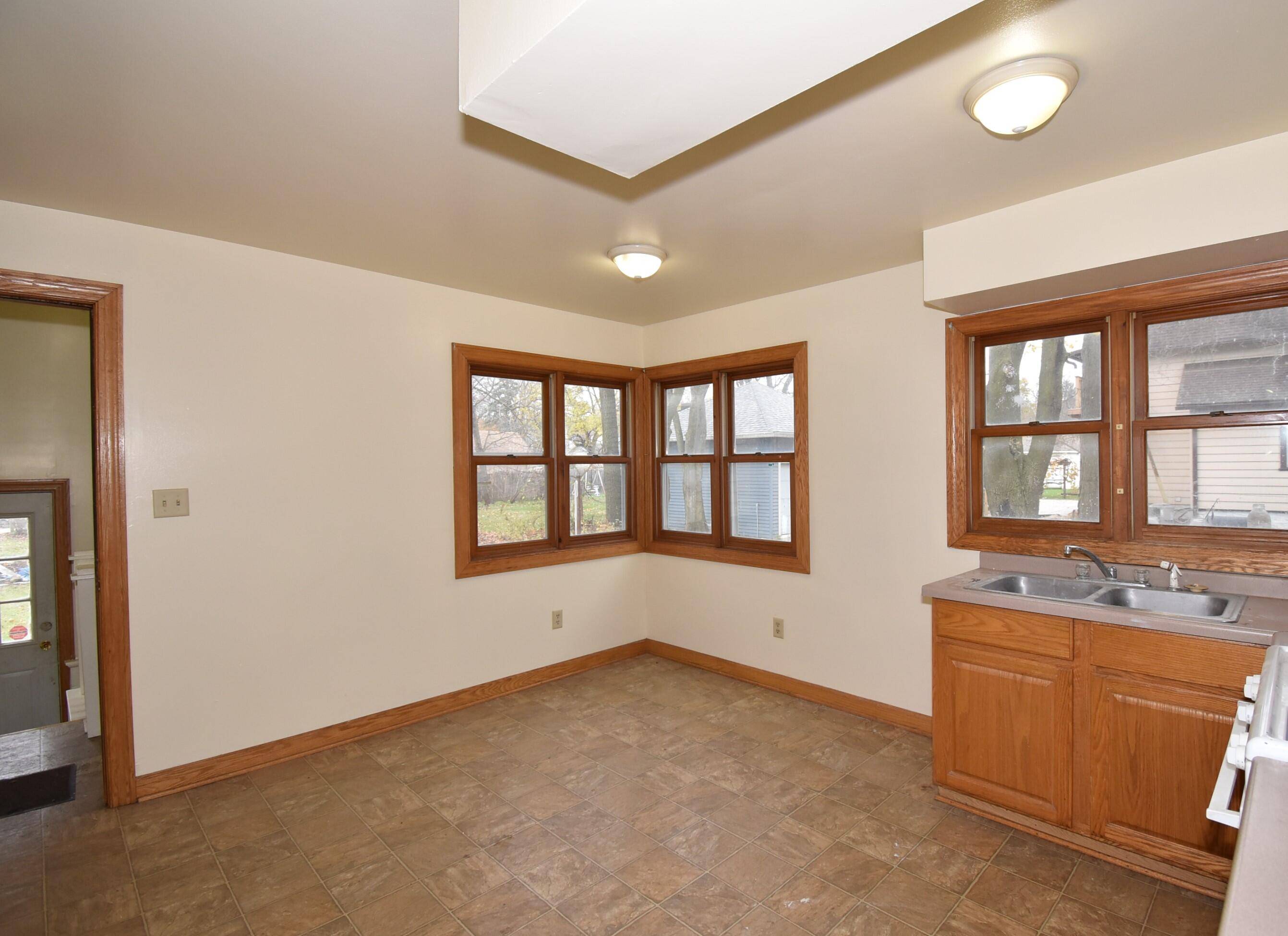 Waukesha, WI 53186,421 N Greenfield Ave Unit 1003 Pearl St