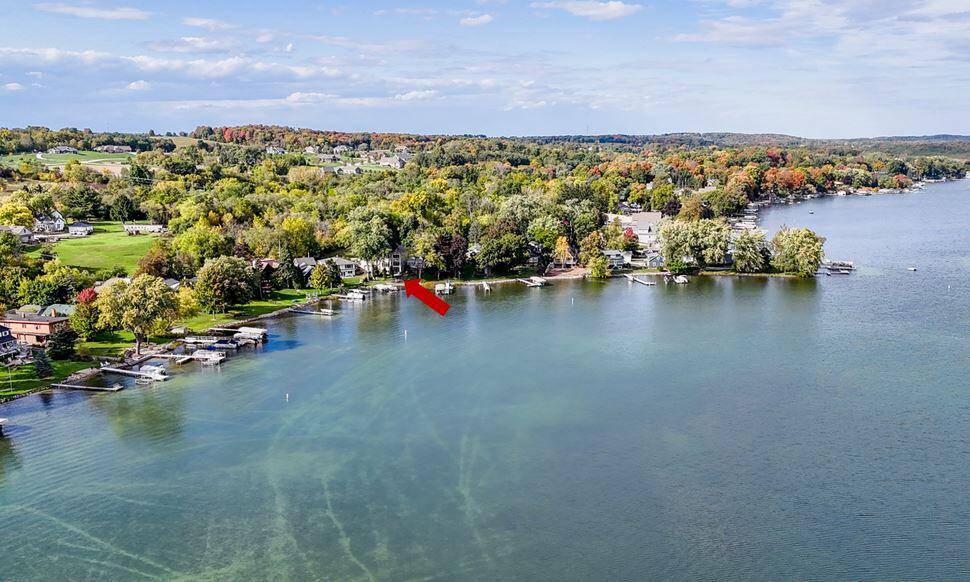 West Bend, WI 53095,5648 W Lake Dr