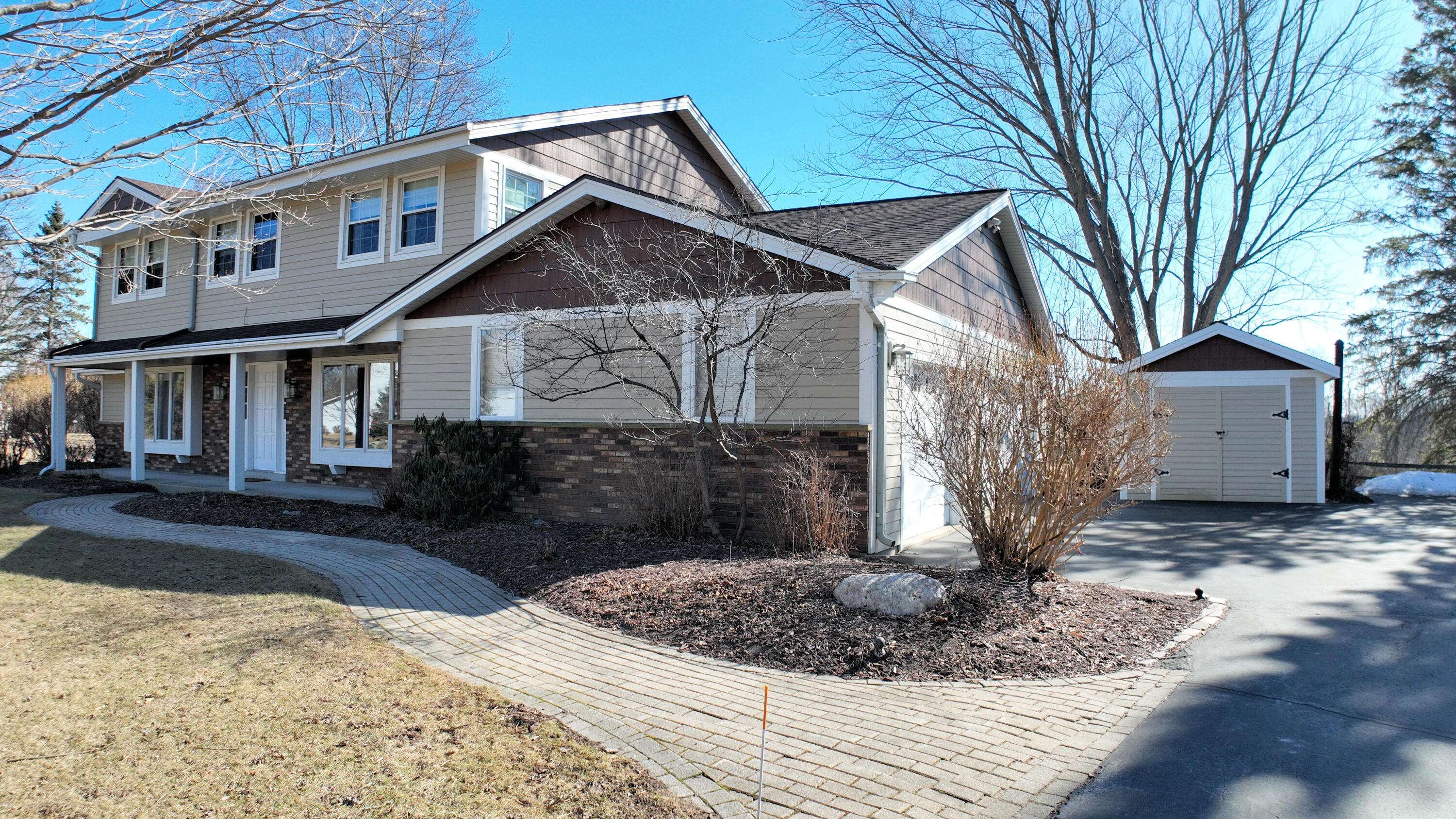 Mequon, WI 53092,733 W Glen Oaks Ln