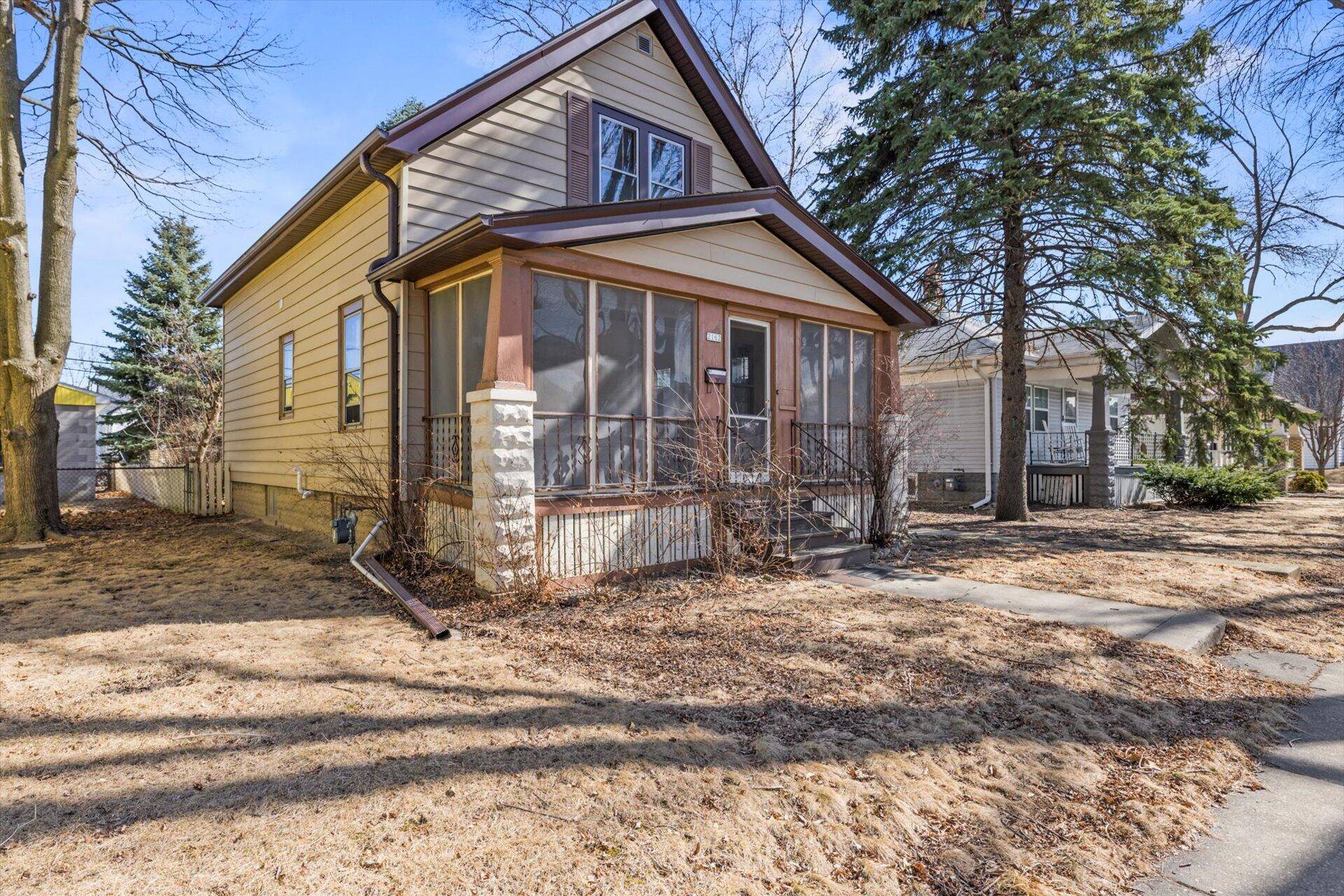 West Allis, WI 53219,2162 S 75th St
