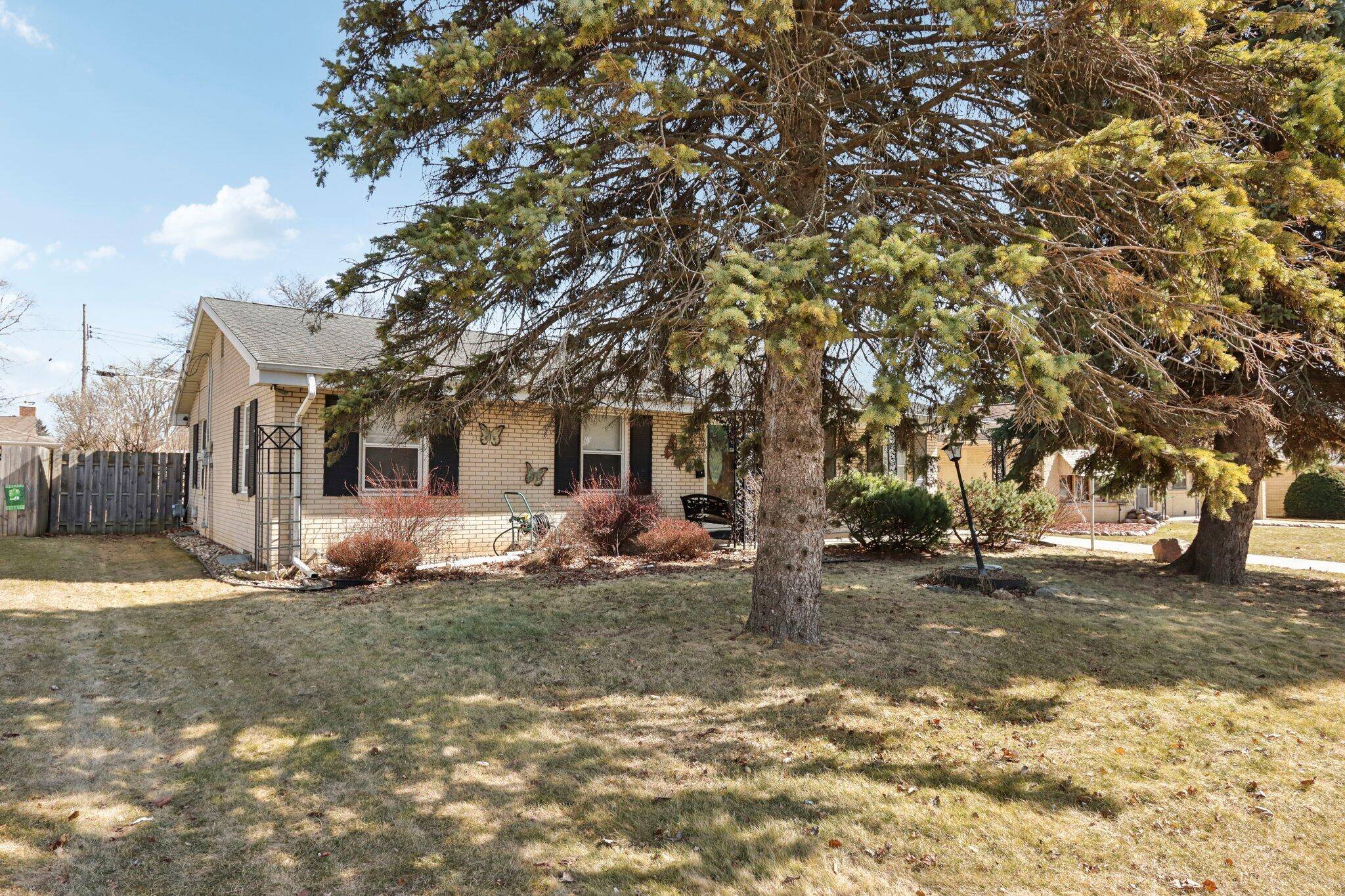 Racine, WI 53402,3717 Erie St