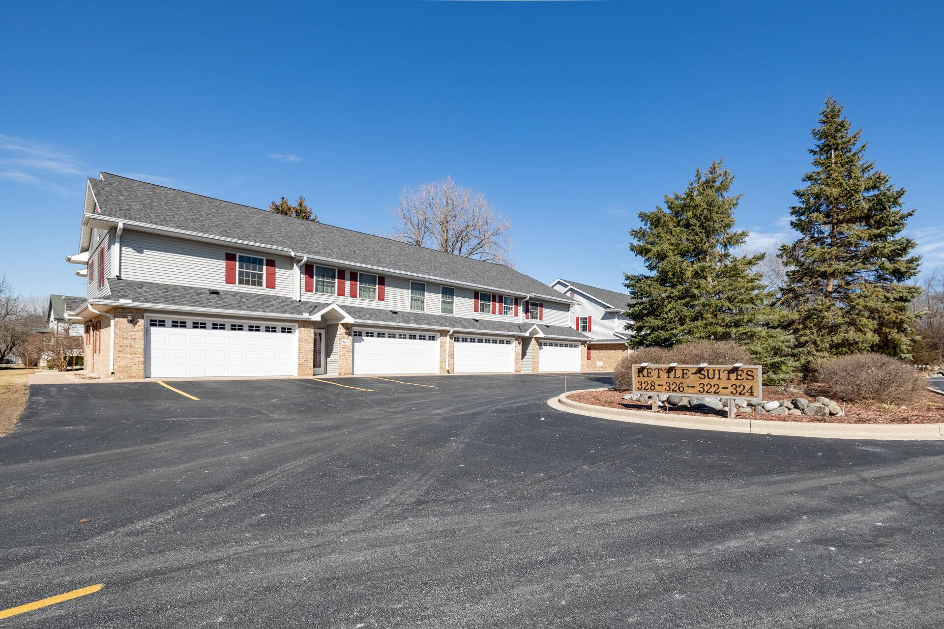 Slinger, WI 53086,328 Kettle Moraine Dr N Unit 4