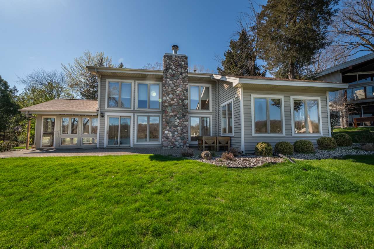 West Bend, WI 53095,6092 N Lake Dr