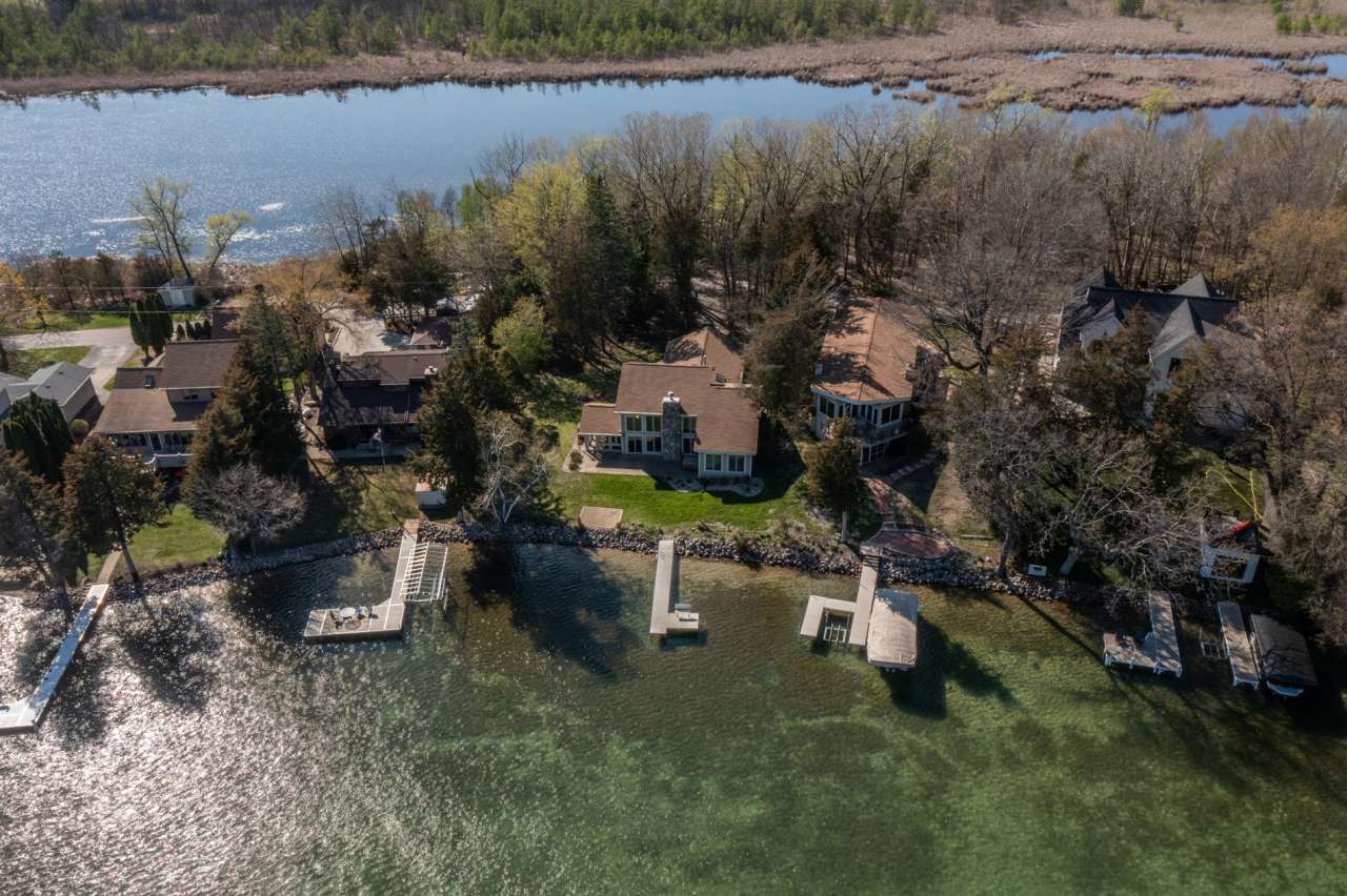 West Bend, WI 53095,6092 N Lake Dr