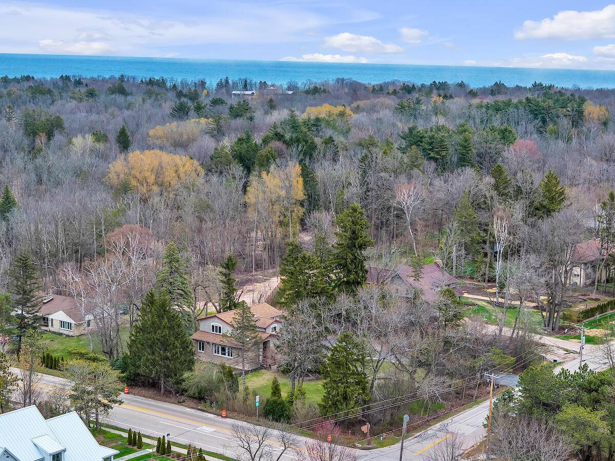 Fox Point, WI 53217,8408 N Lake Dr