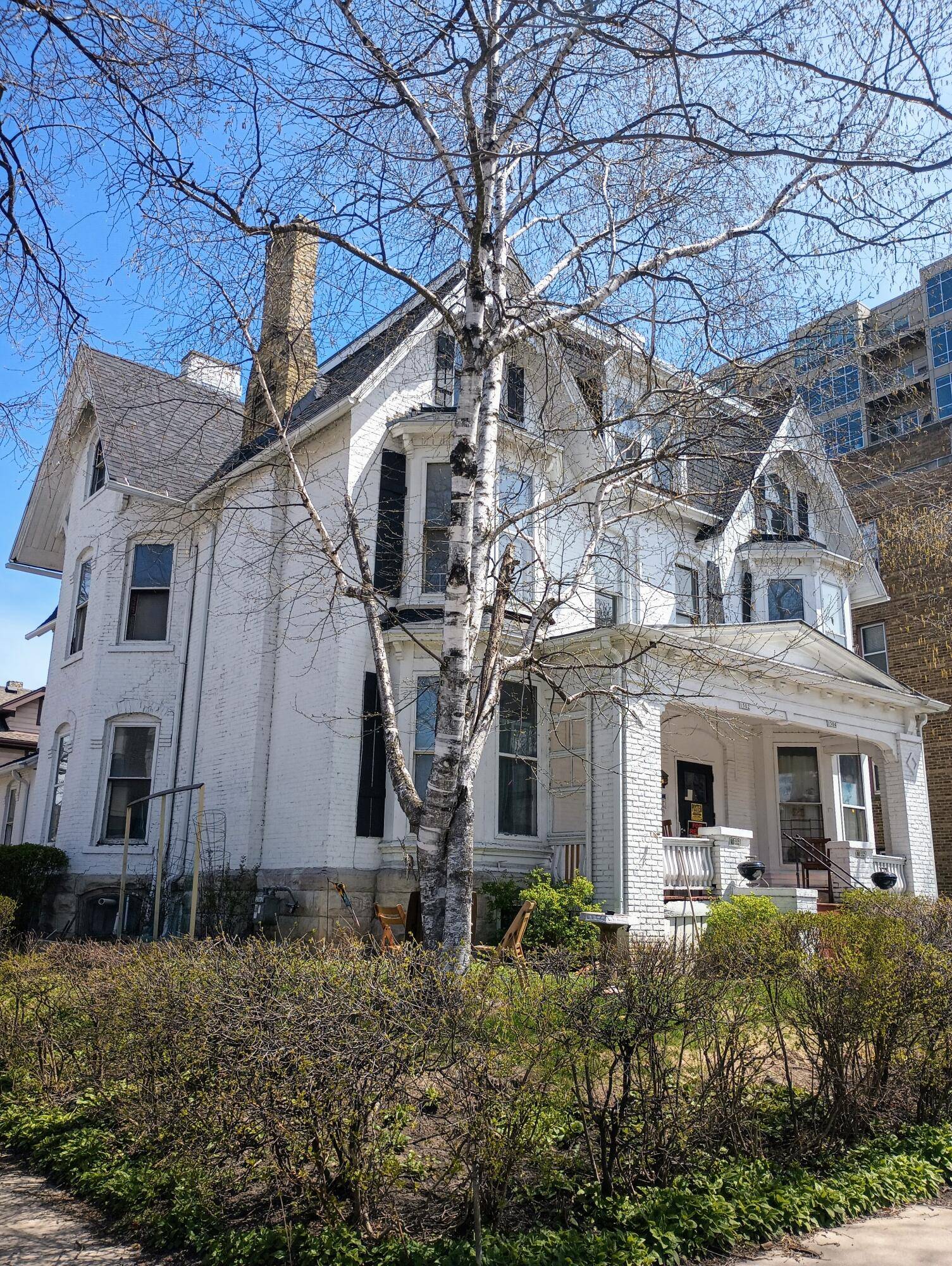 Milwaukee, WI 53202,1502 E Royall Pl
