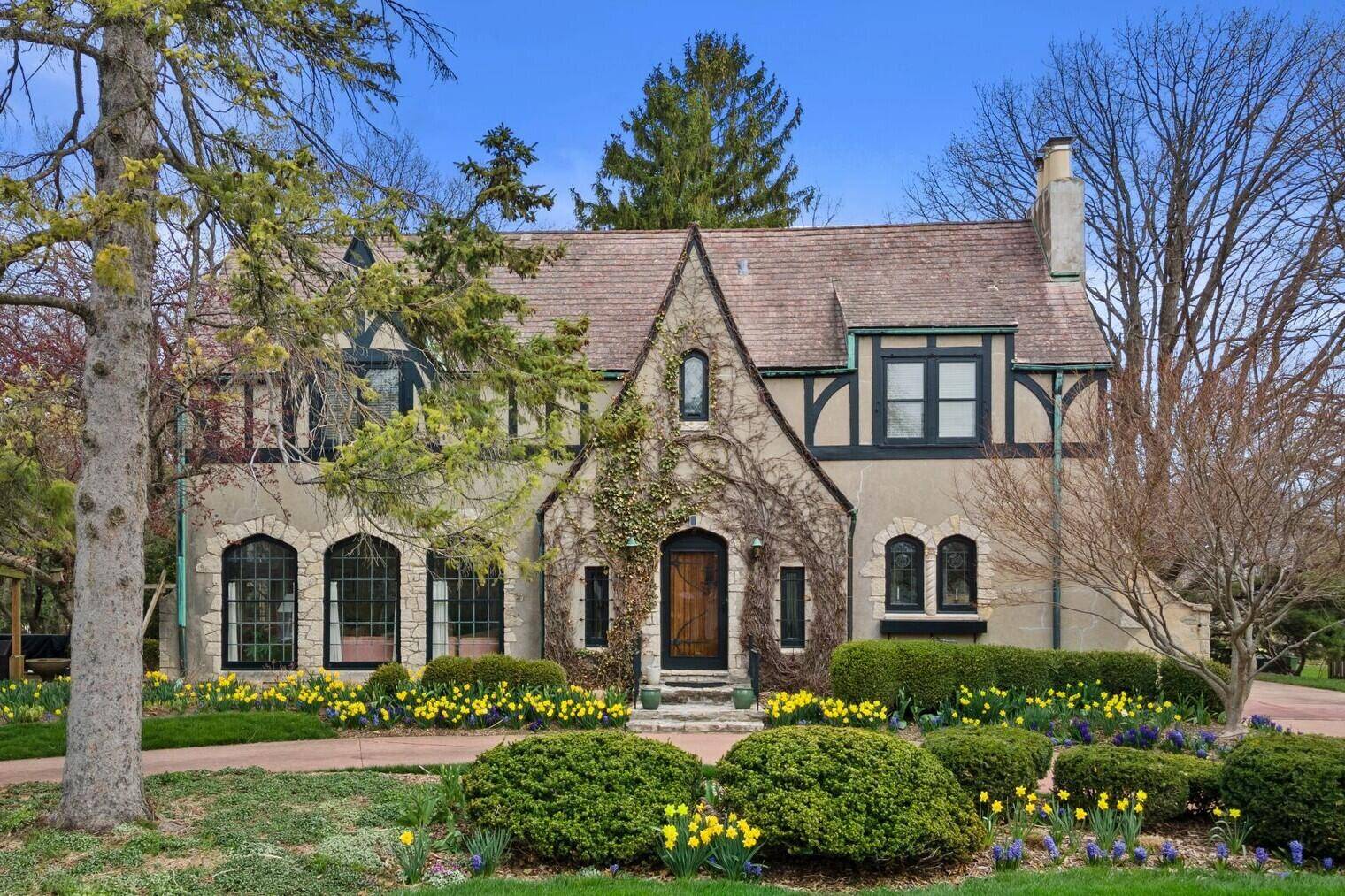 North Bay, WI 53402,312 N Vincennes Cir