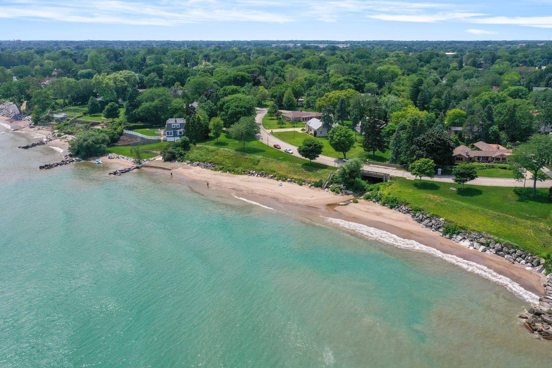 North Bay, WI 53402,312 N Vincennes Cir