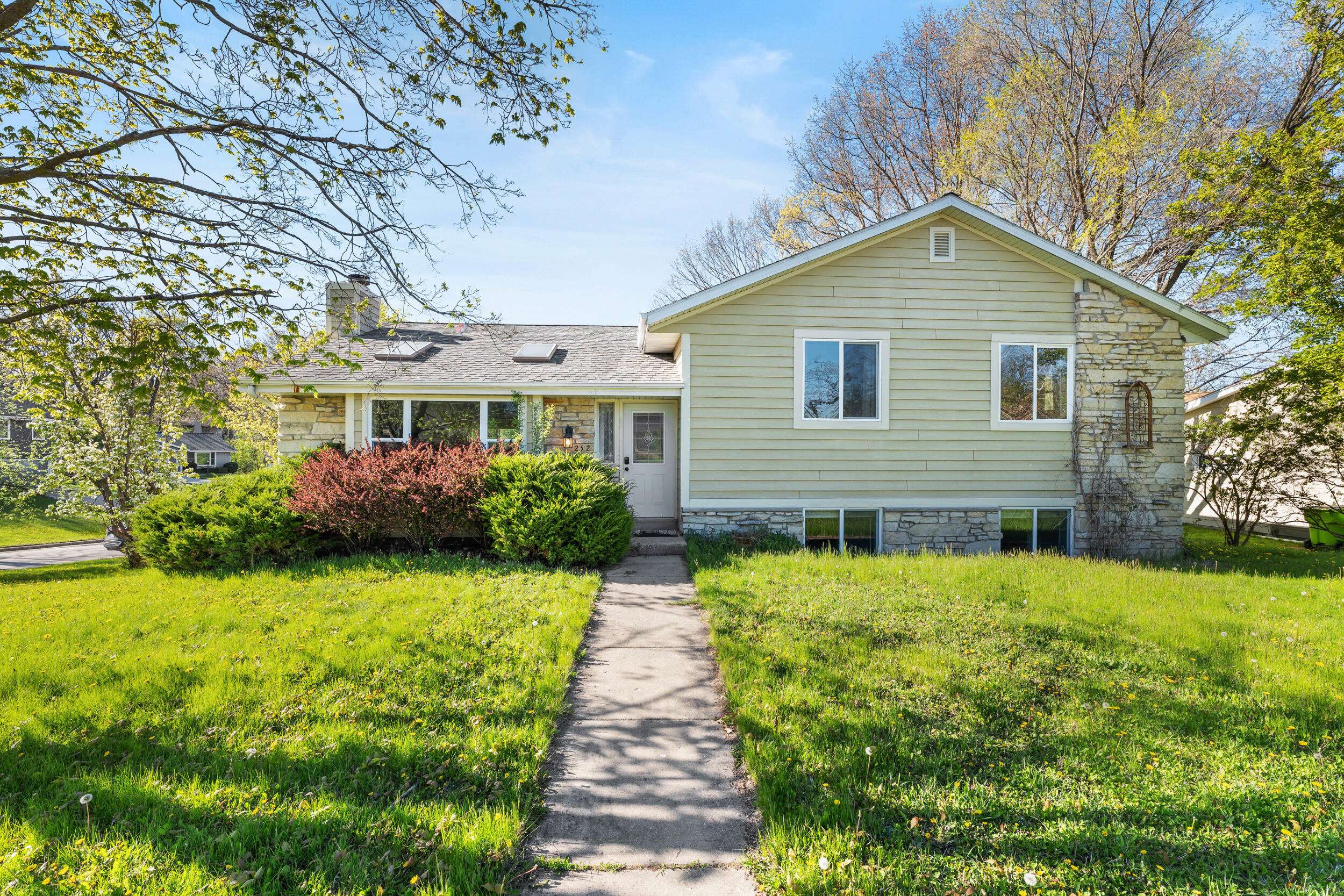 Hartland, WI 53029,252 Willow Dr