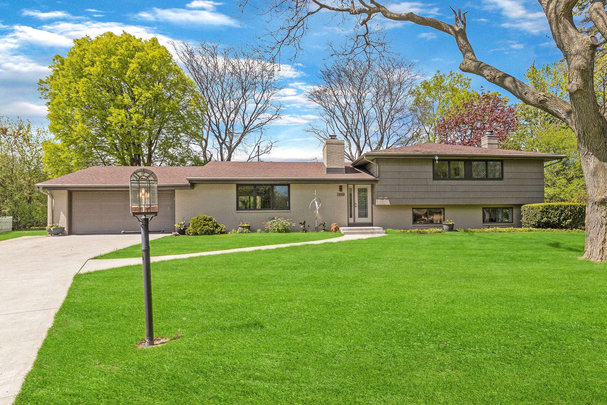 Fox Point, WI 53217,250 W Suburban Ct