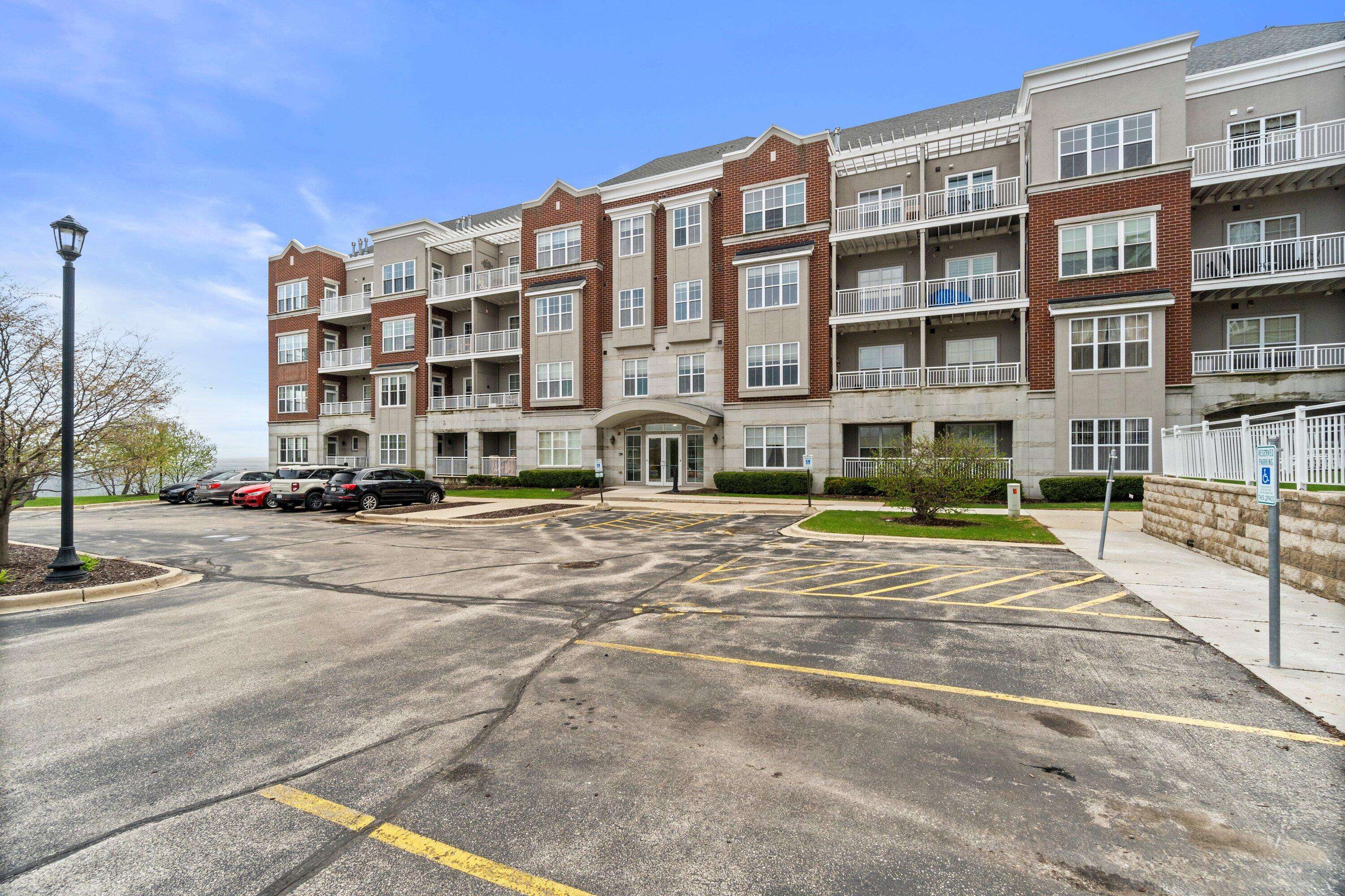 Saint Francis, WI 53235,3872 S Lake Dr Unit 310