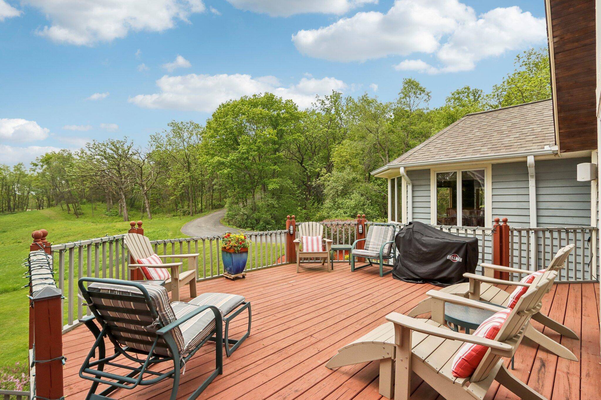 Lyons, WI 53105,6430 Briarwood Dr
