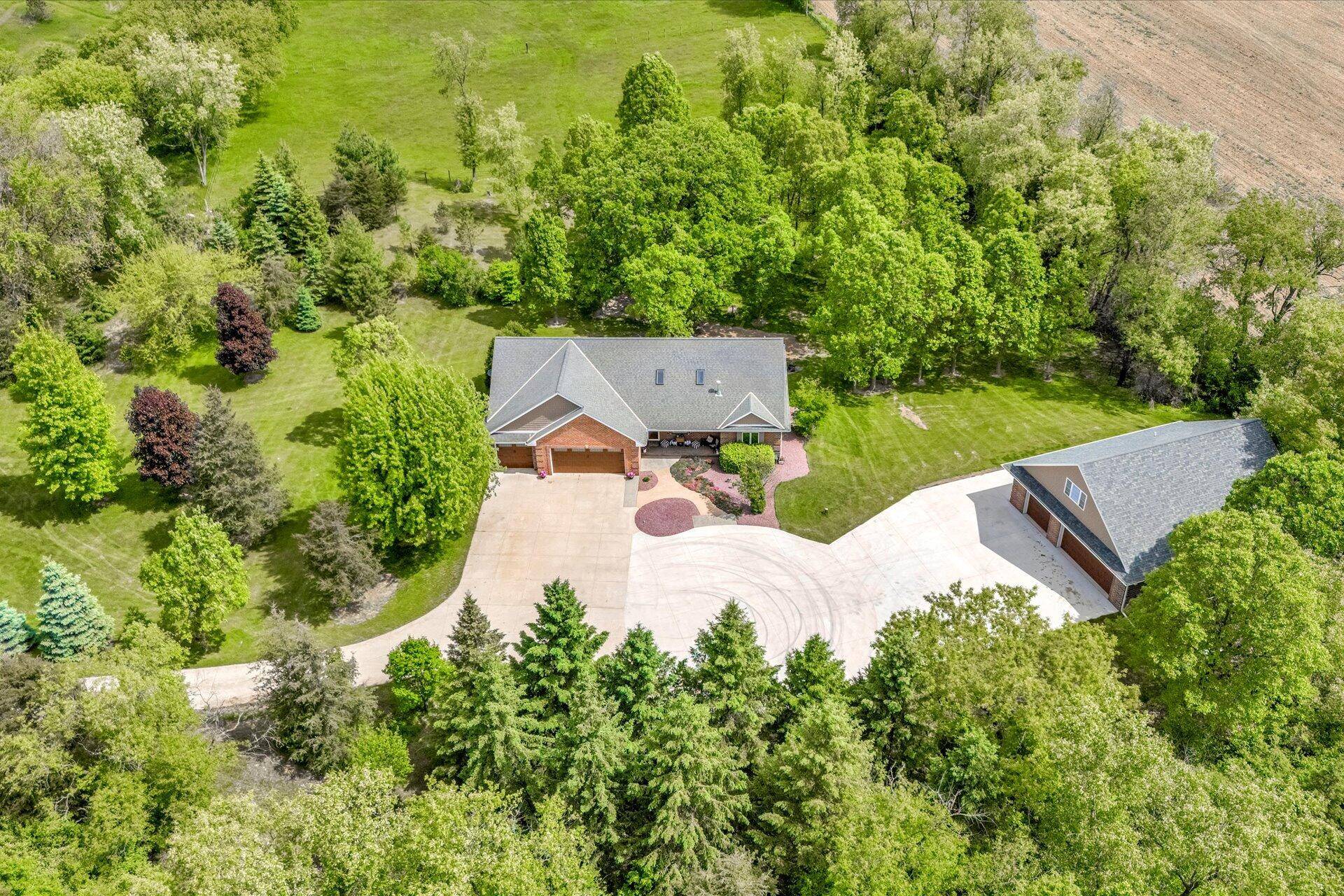 Troy, WI 53120,N8414 Pleasant Lake Rd