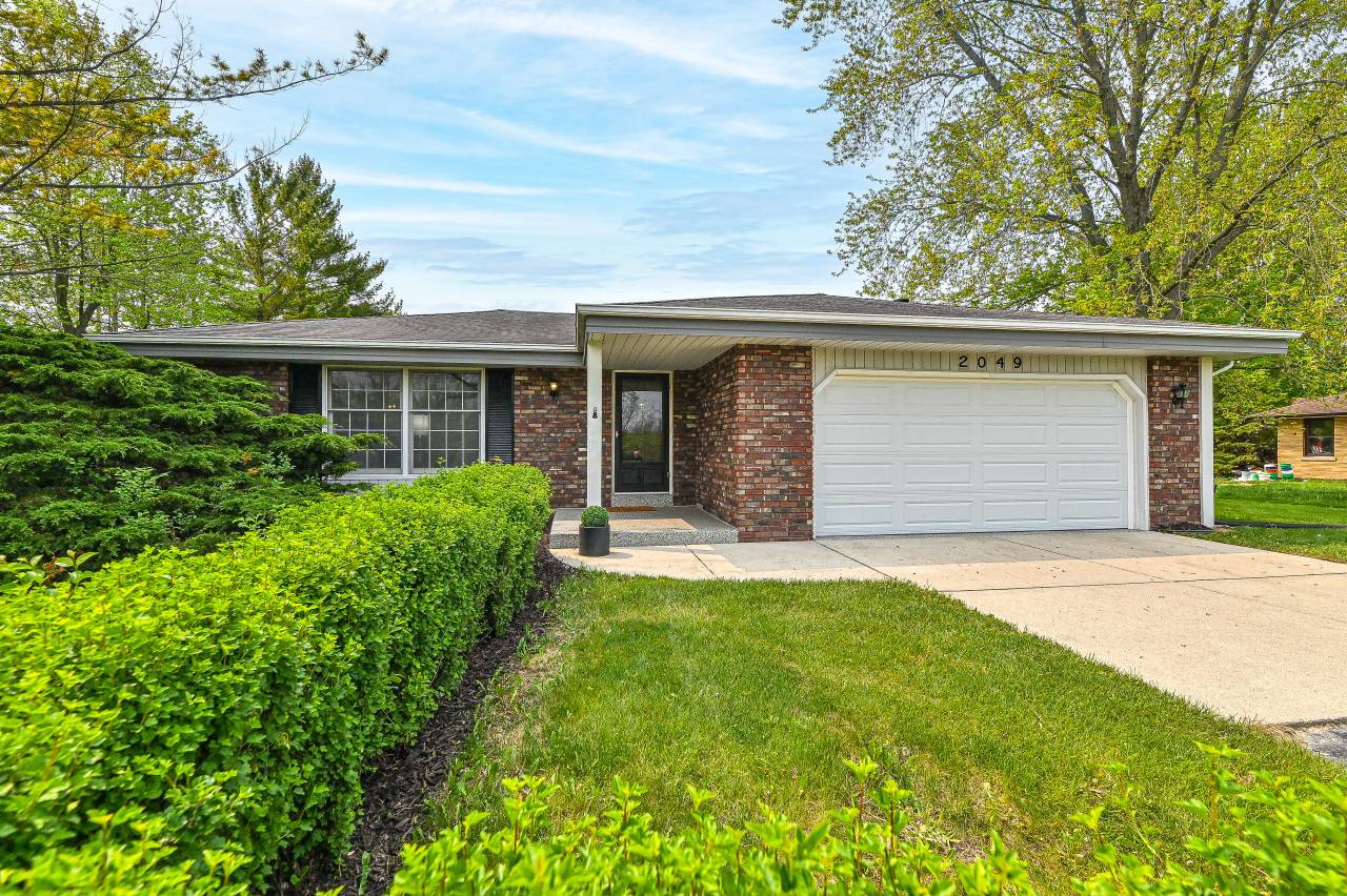 Mequon, WI 53092,2049 W Glen Oaks Ln