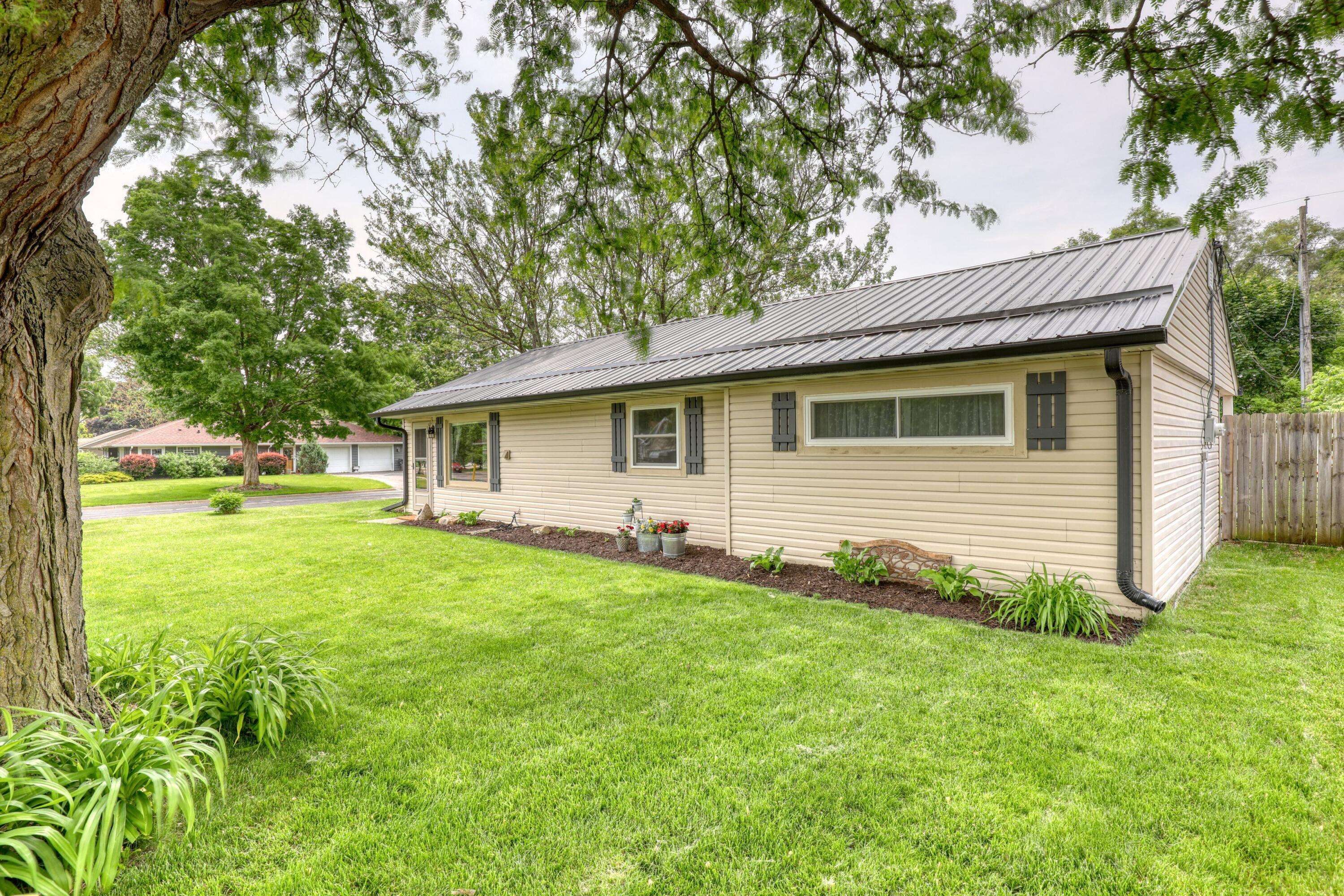 Mukwonago, WI 53149,553 Oakland Ave