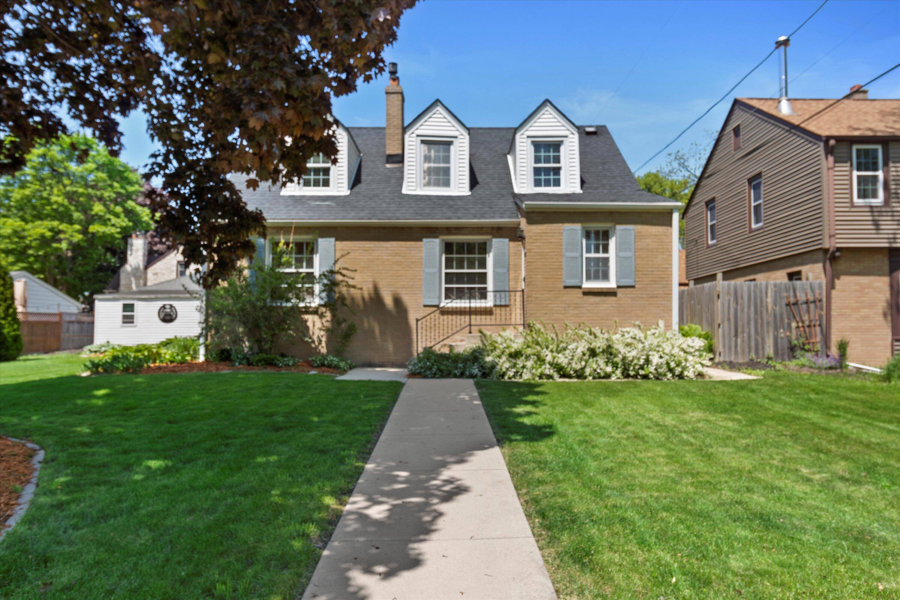 Milwaukee, WI 53207,214 E Bolivar Ave