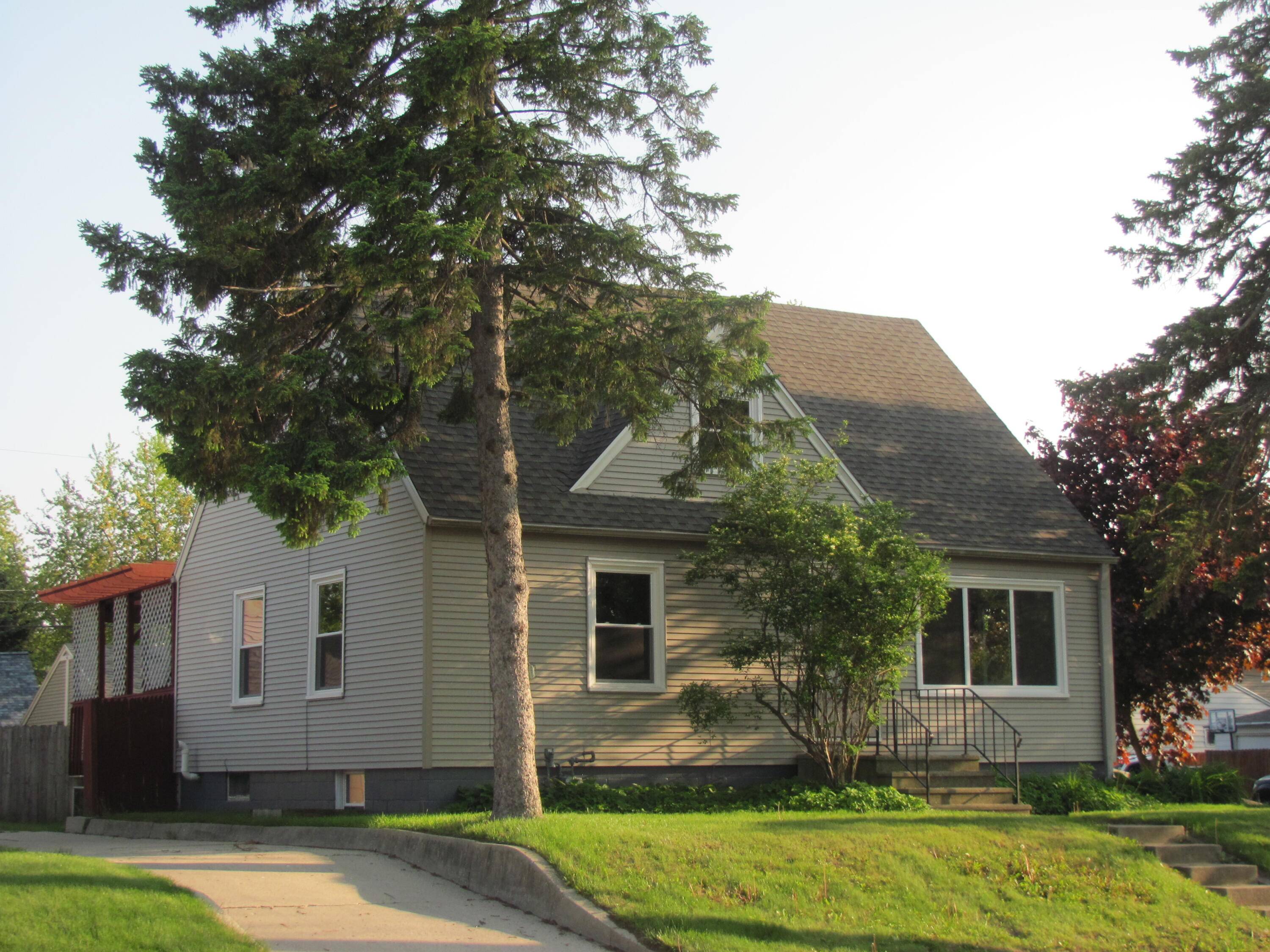 South Milwaukee, WI 53172,827 Columbia Ave