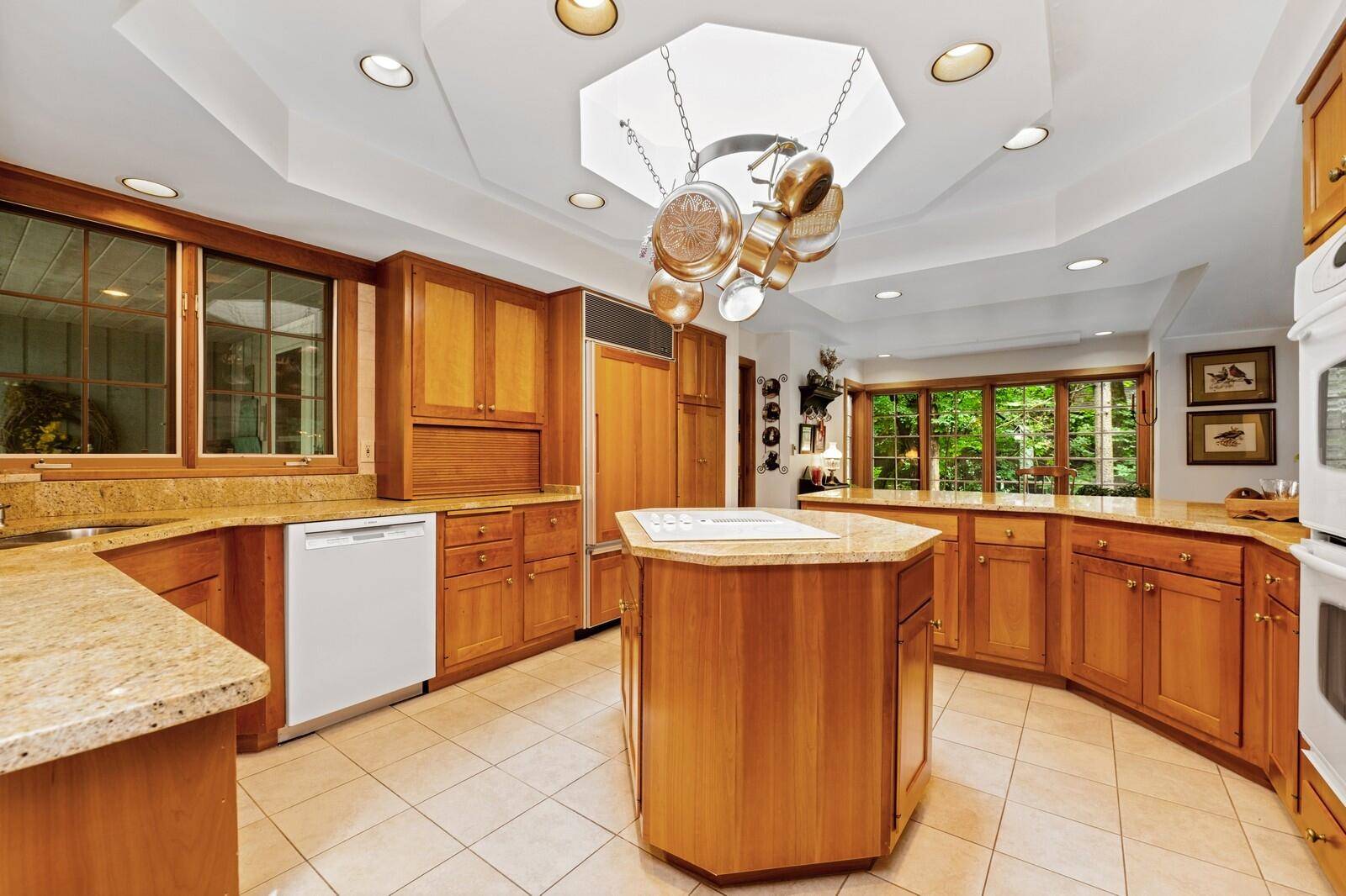 Fontana, WI 53125,982 Tarrant Dr