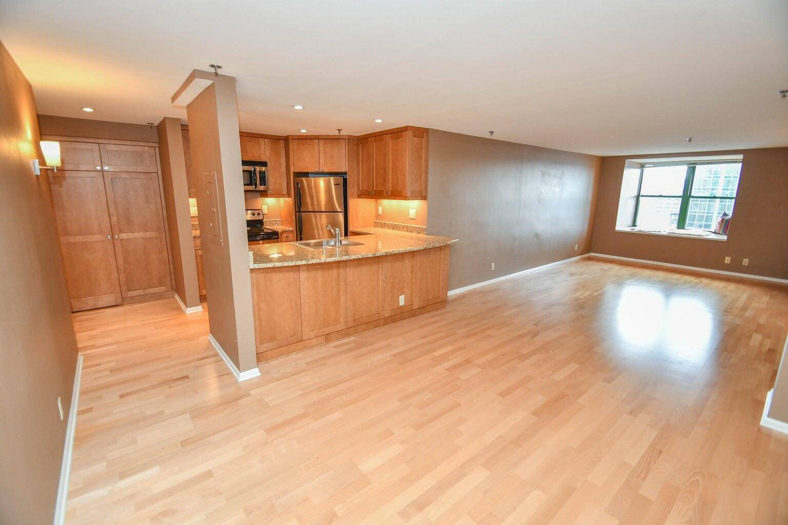 Milwaukee, WI 53202,270 E Highland Ave Unit 836