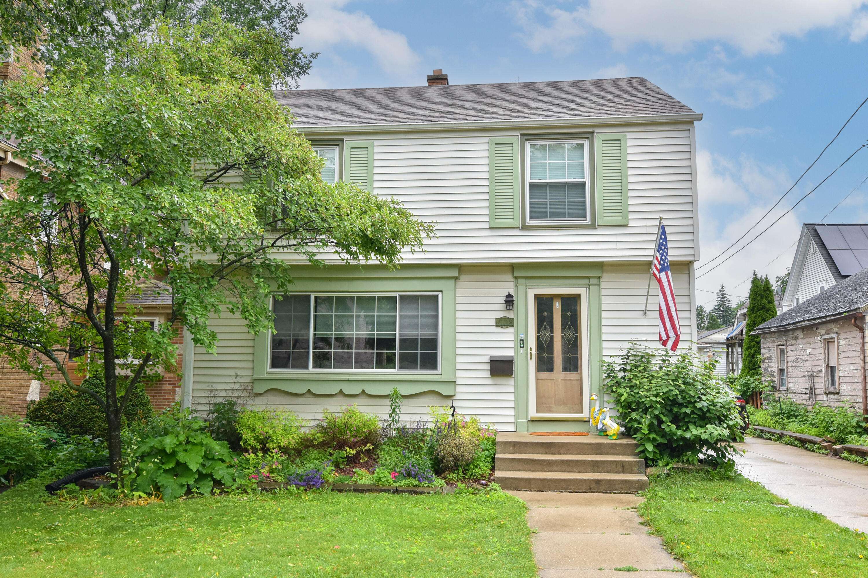Wauwatosa, WI 53226,2129 N 86th St