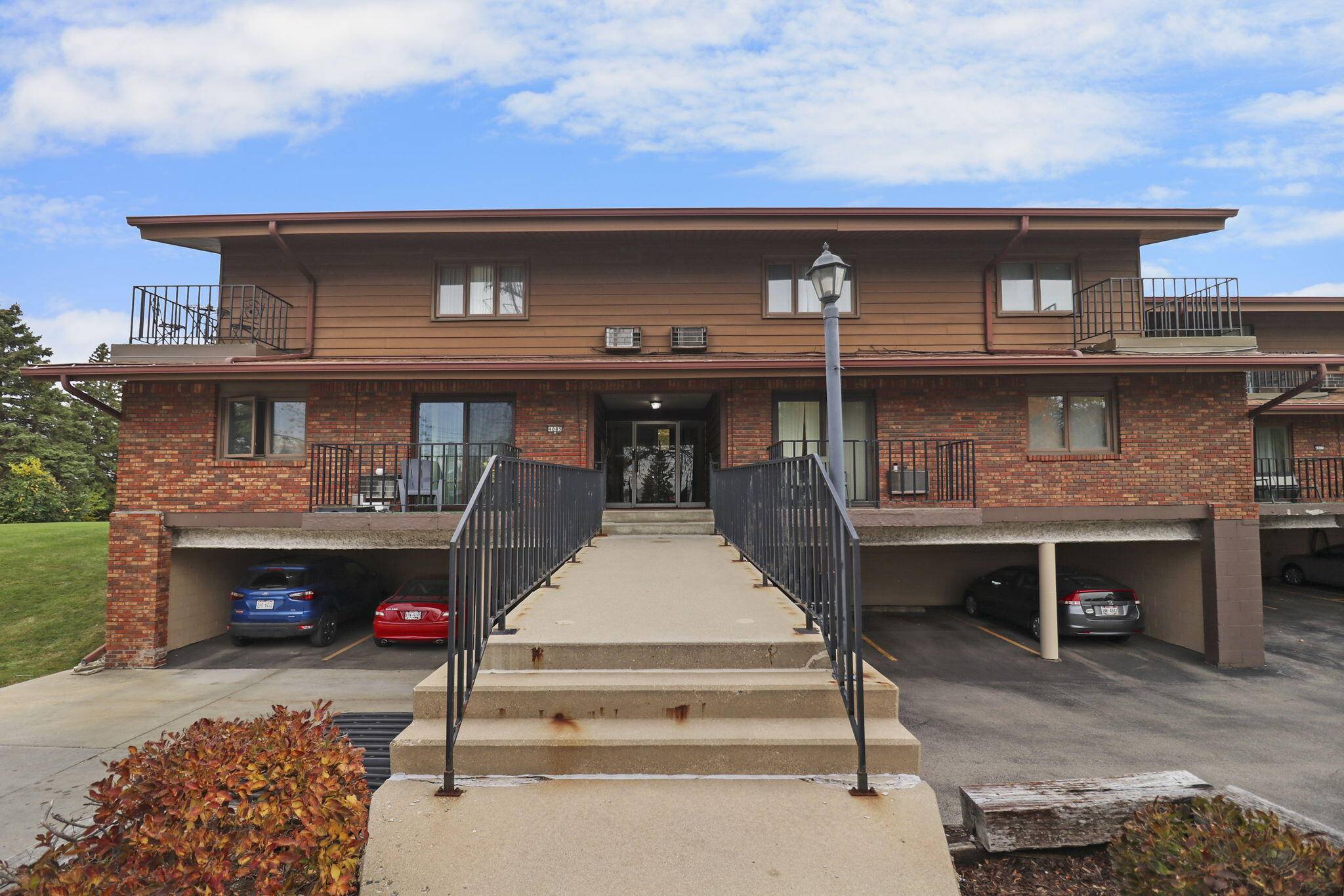 Greenfield, WI 53228,4085 S 84th St Unit 8