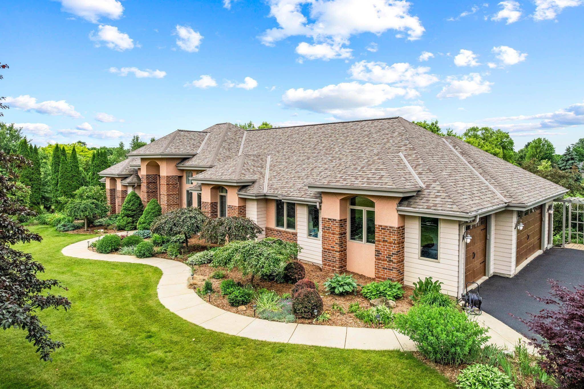 Oconomowoc, WI 53066,N66W38493 N Woodlake Cir