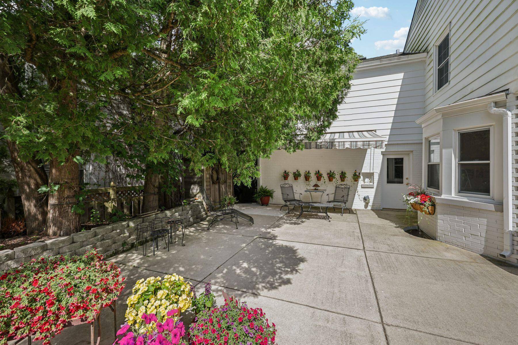 Whitefish Bay, WI 53217,5961 N Lake Dr