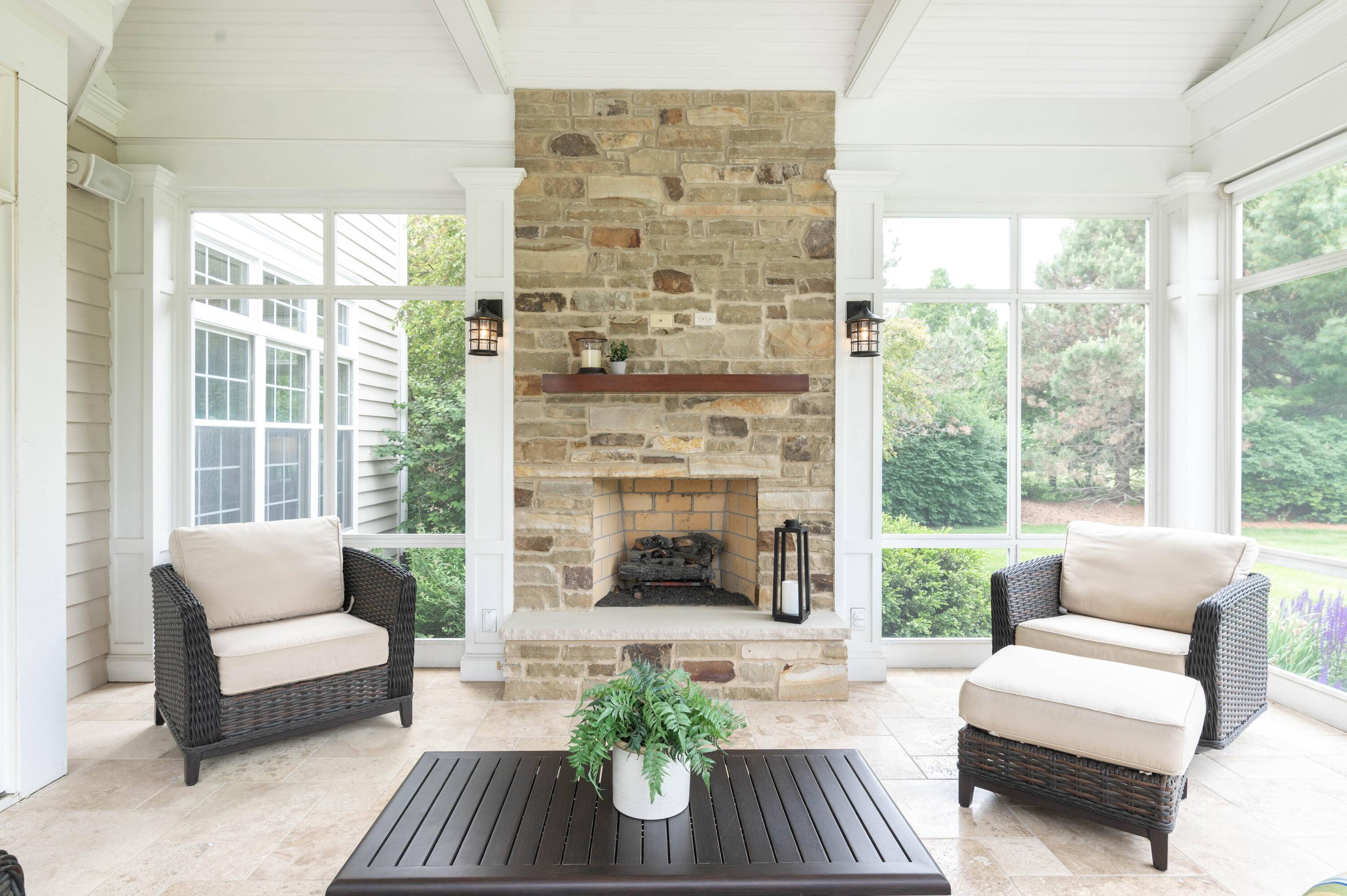 Delafield, WI 53018,207 E Laurel Cir