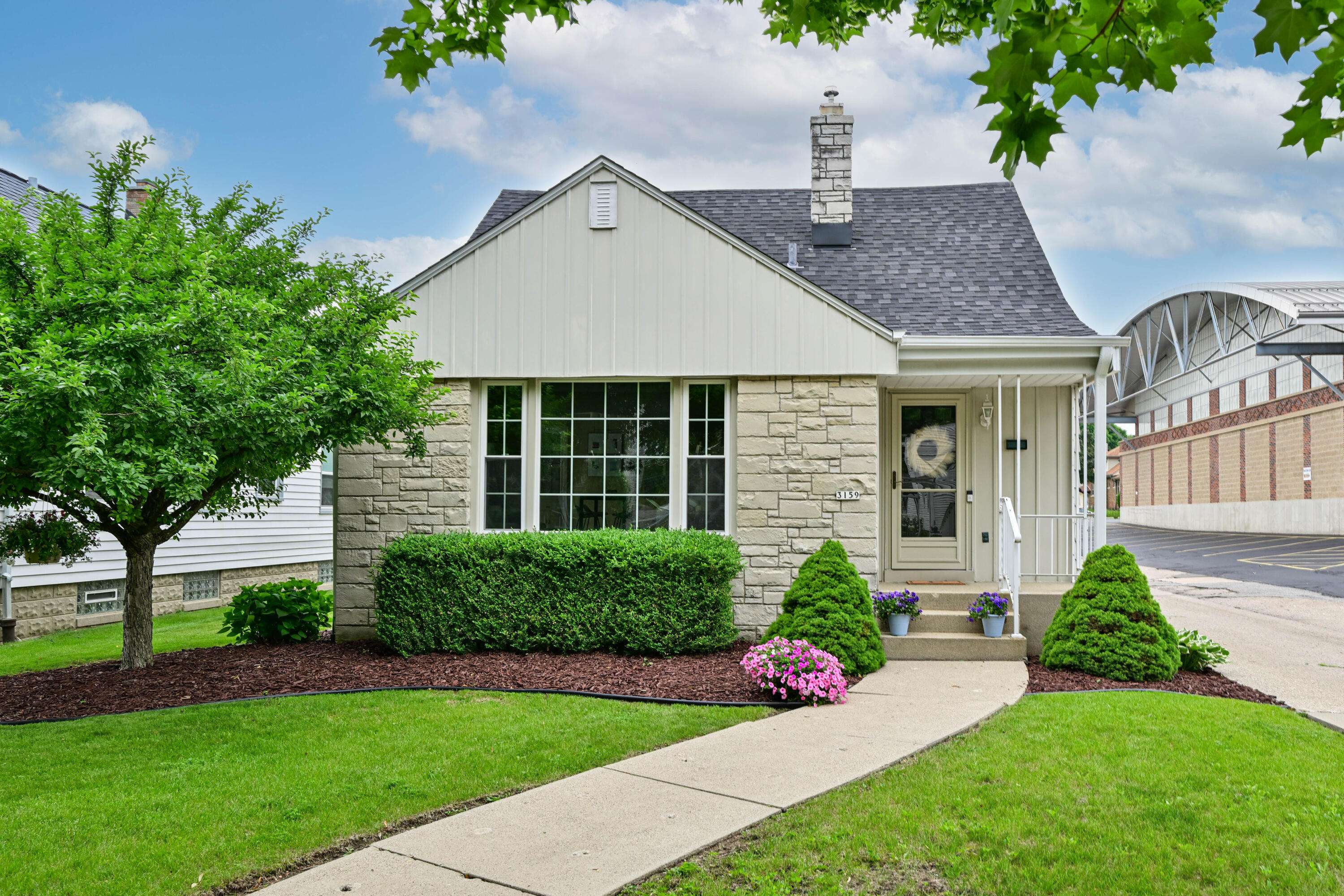 Milwaukee, WI 53215,3159 S 40th St