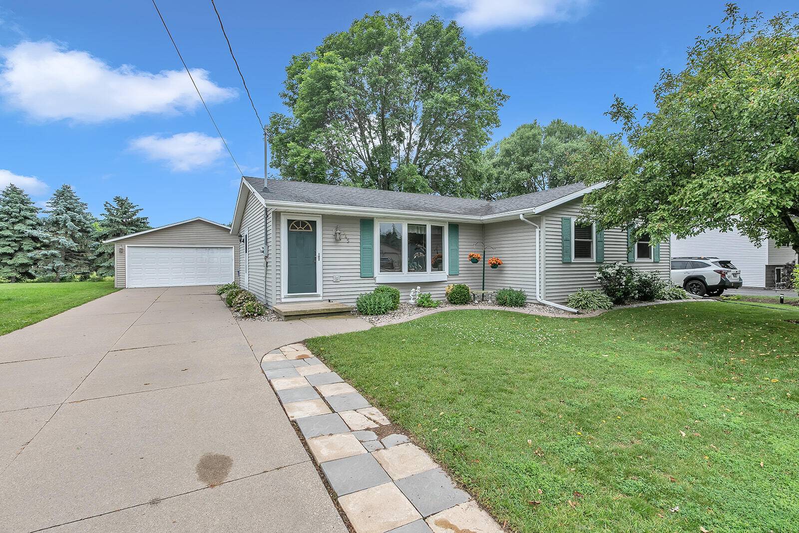 Menasha, WI 54952,945 Marquette St