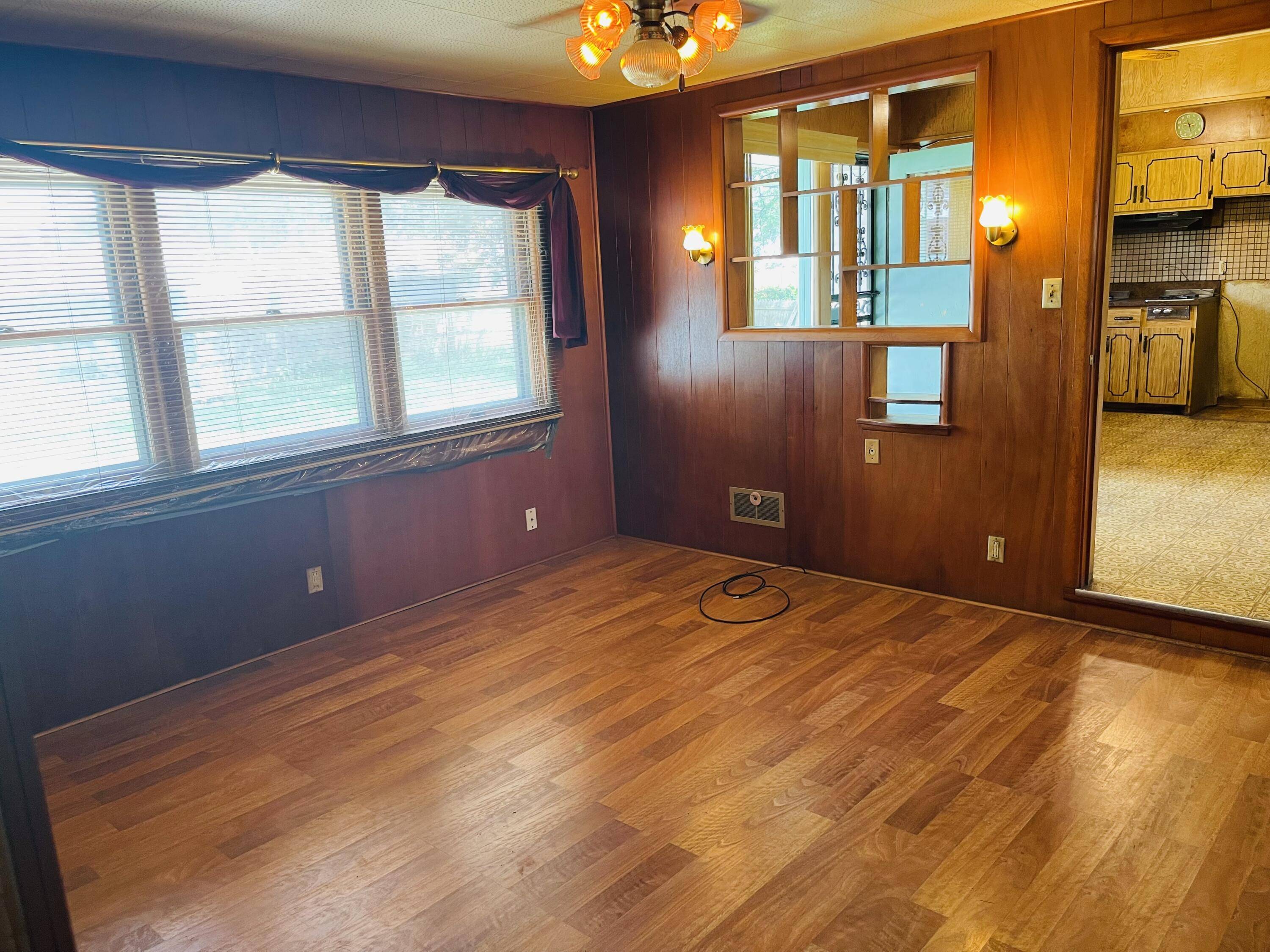 Milwaukee, WI 53218,5734 N 80th St