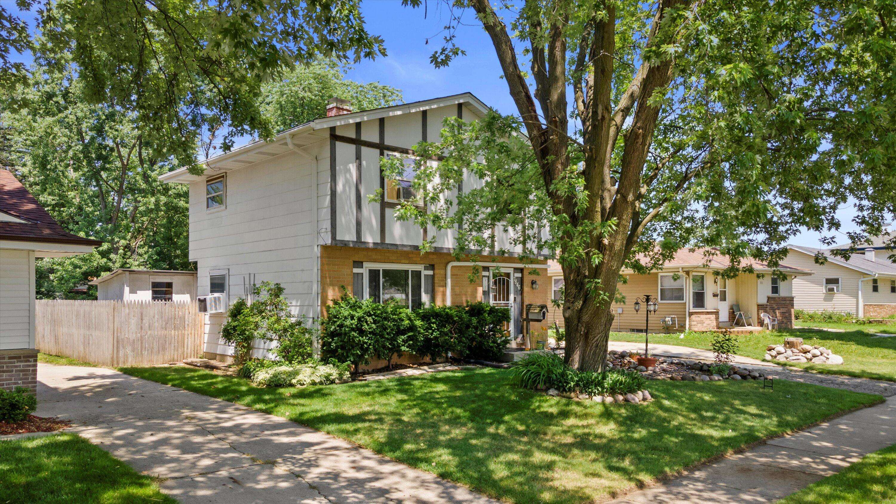 Milwaukee, WI 53223,7846 W Green Tree Rd