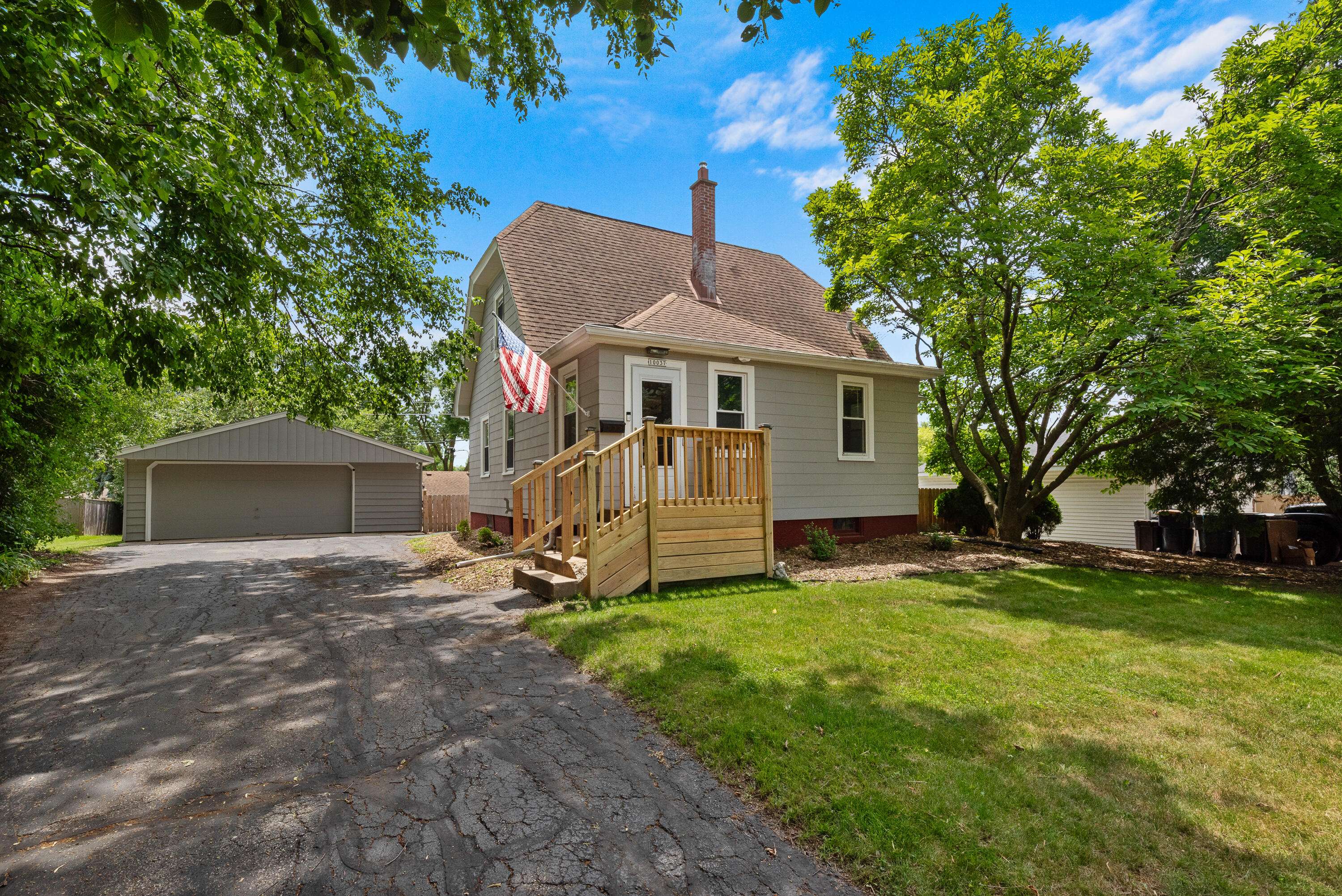 West Allis, WI 53214,10037 W Bungalow Pkwy