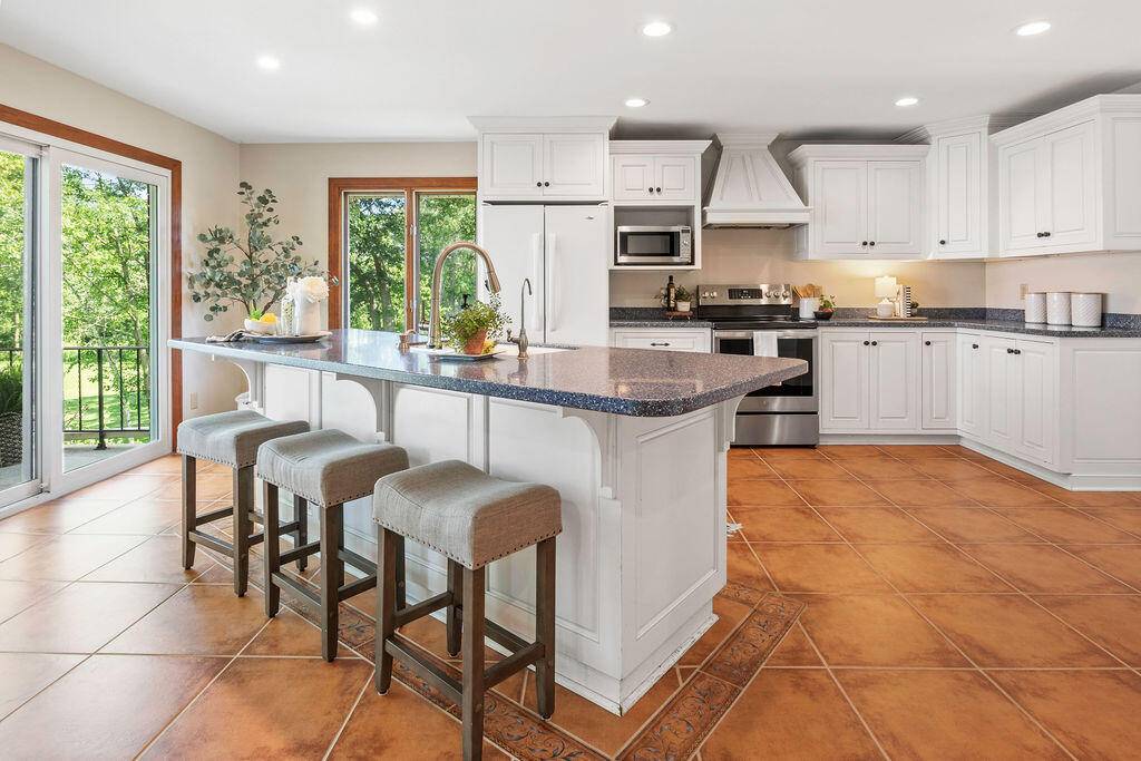 Delafield, WI 53018,2132 W Shore Dr