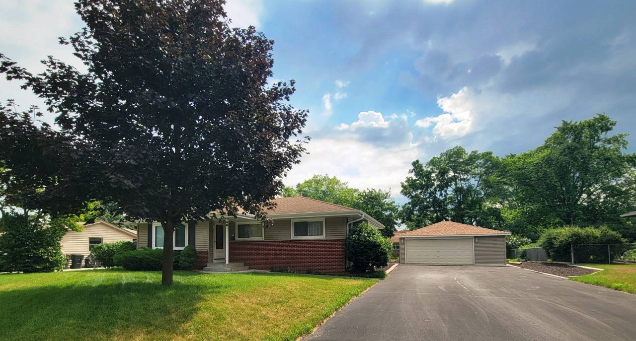 Mukwonago, WI 53149,932 Robins Ln